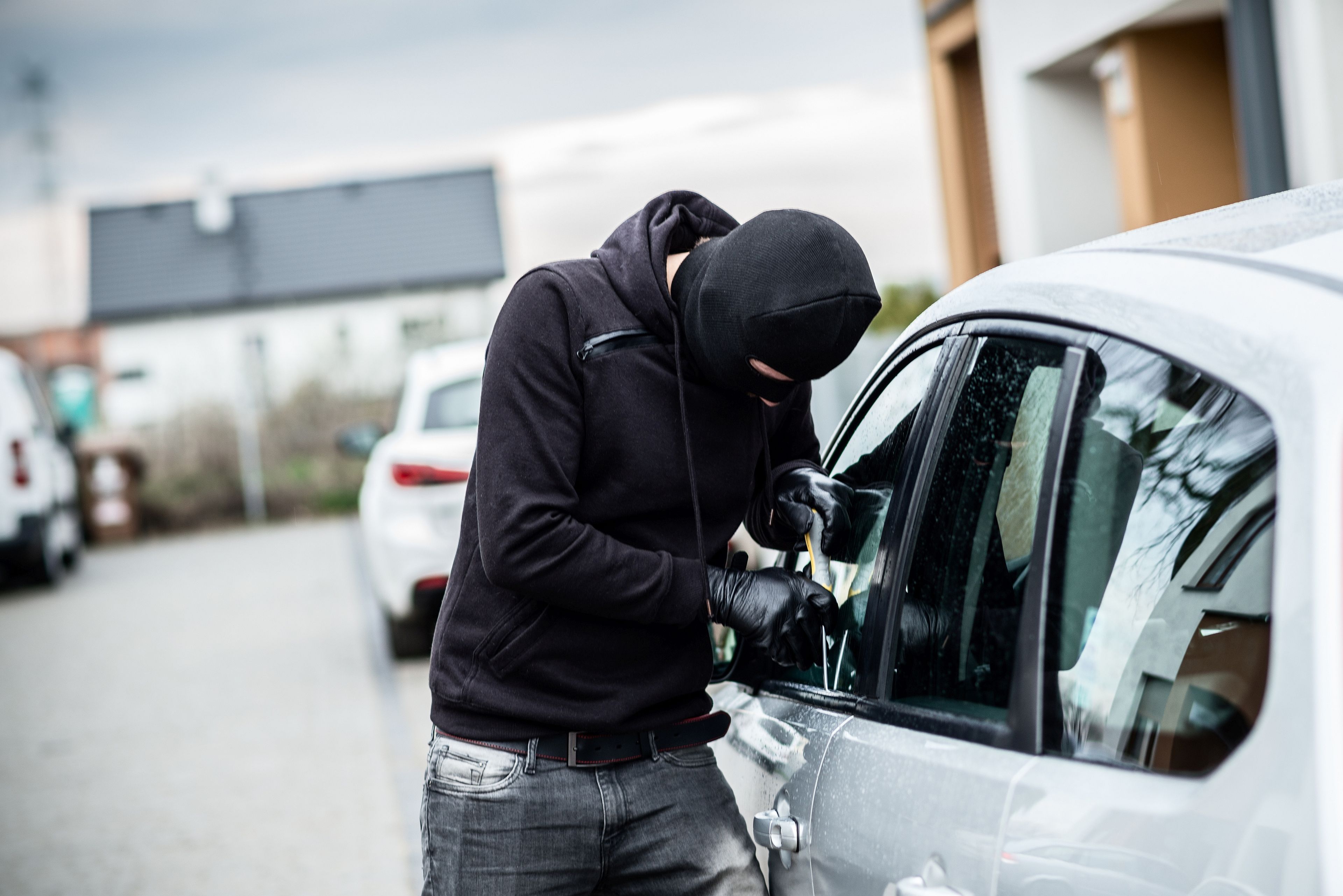 Un ladrón roba un coche