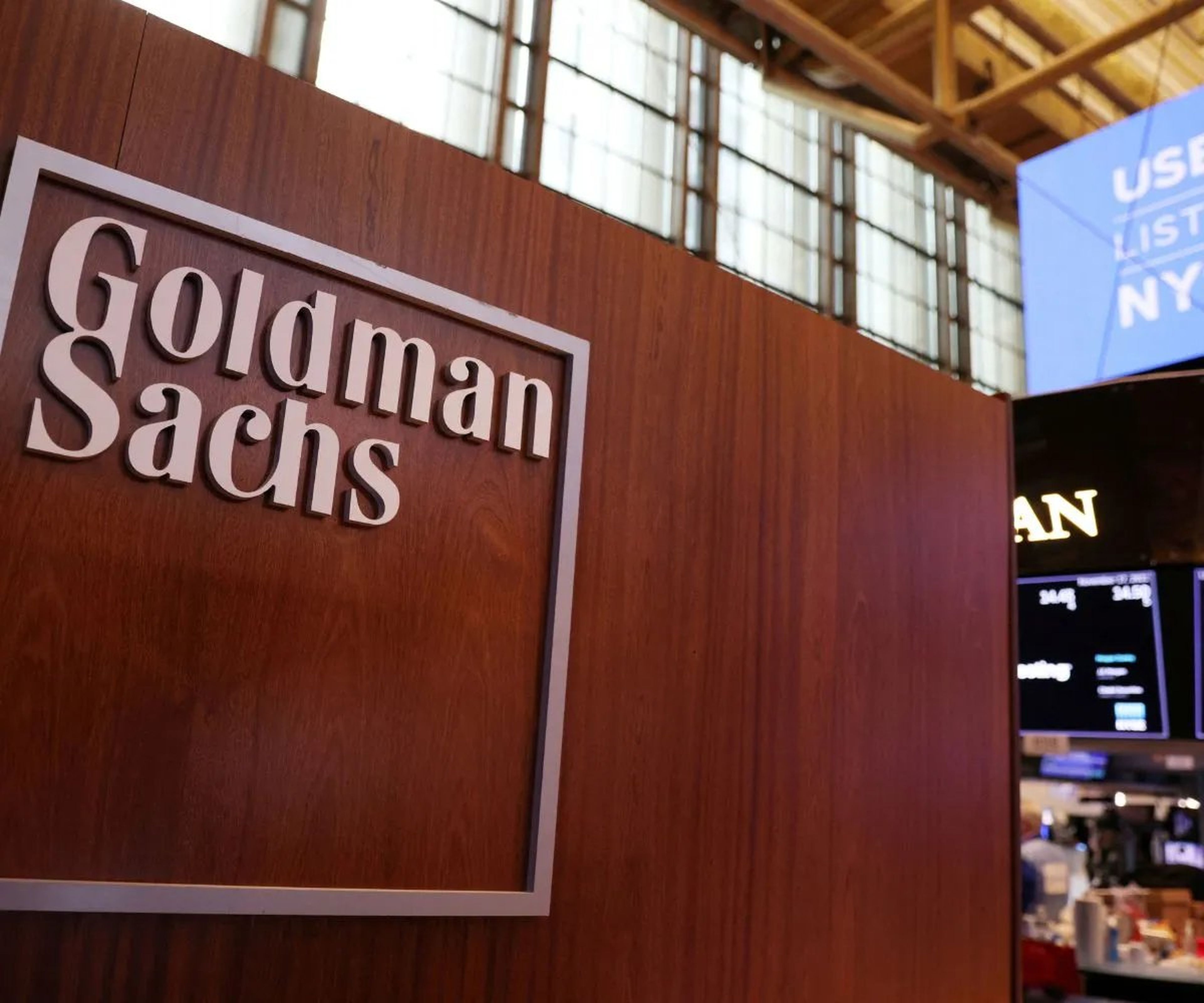 El logo de Goldman Sachs en la Bolsa de Nueva York.