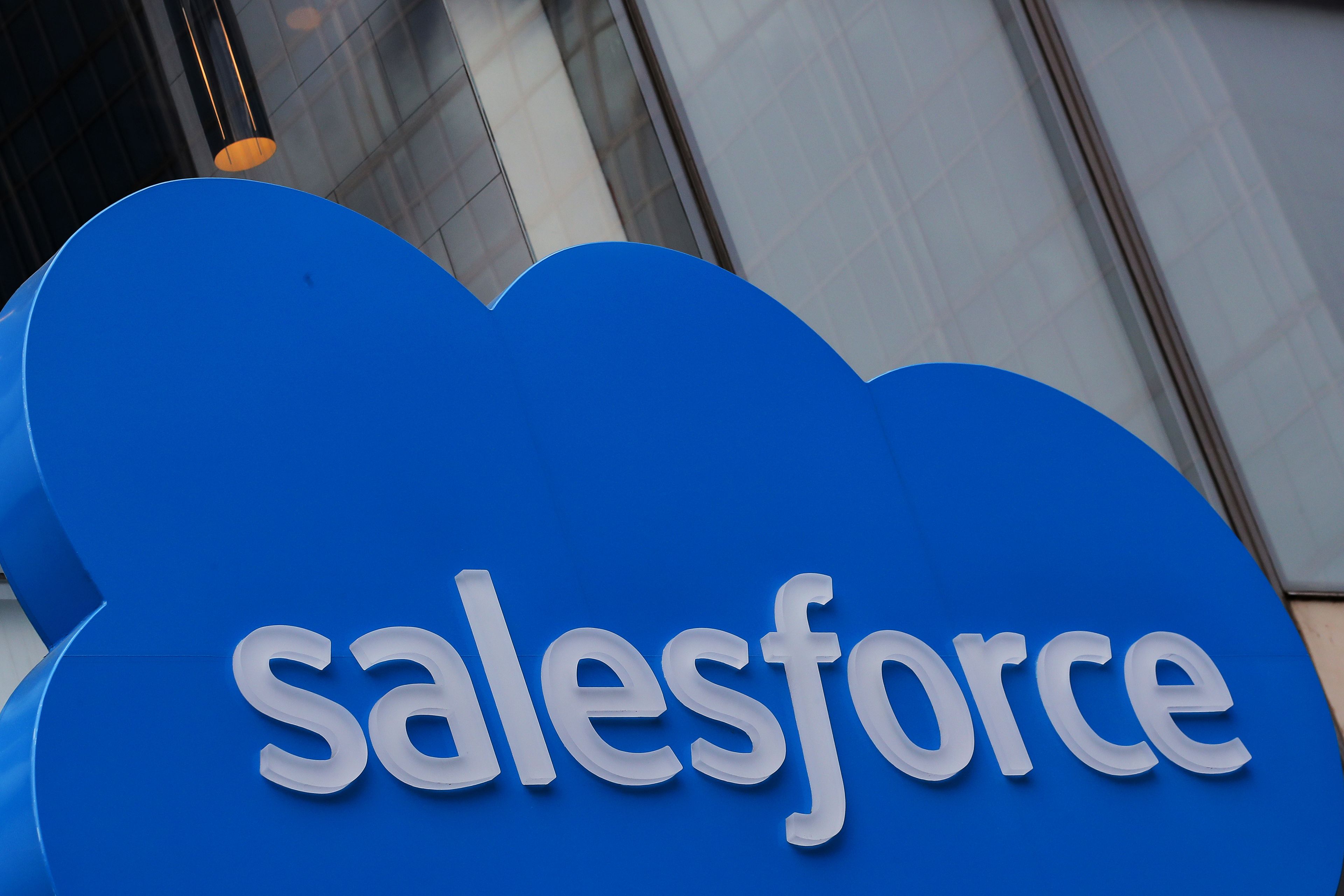 Logo de Salesforce en foto de archivo