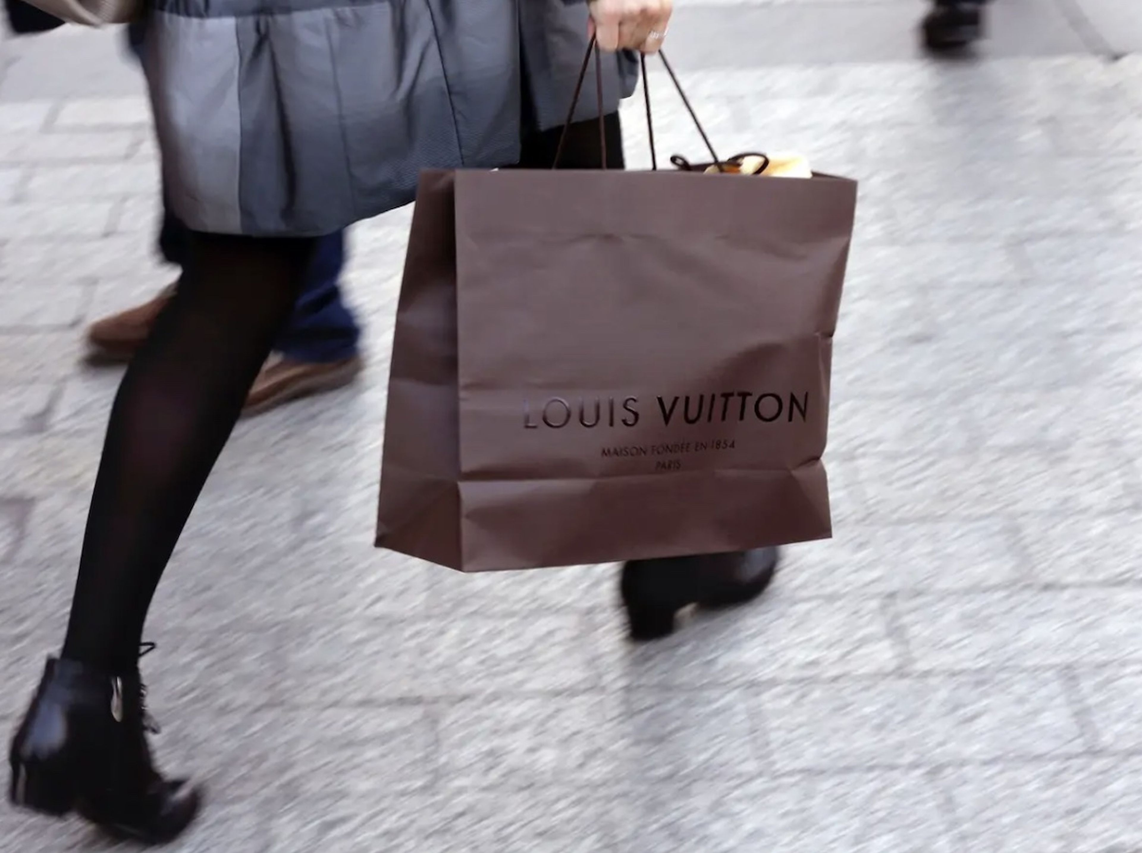 Mujer con una bolsa de Louis Vuitton