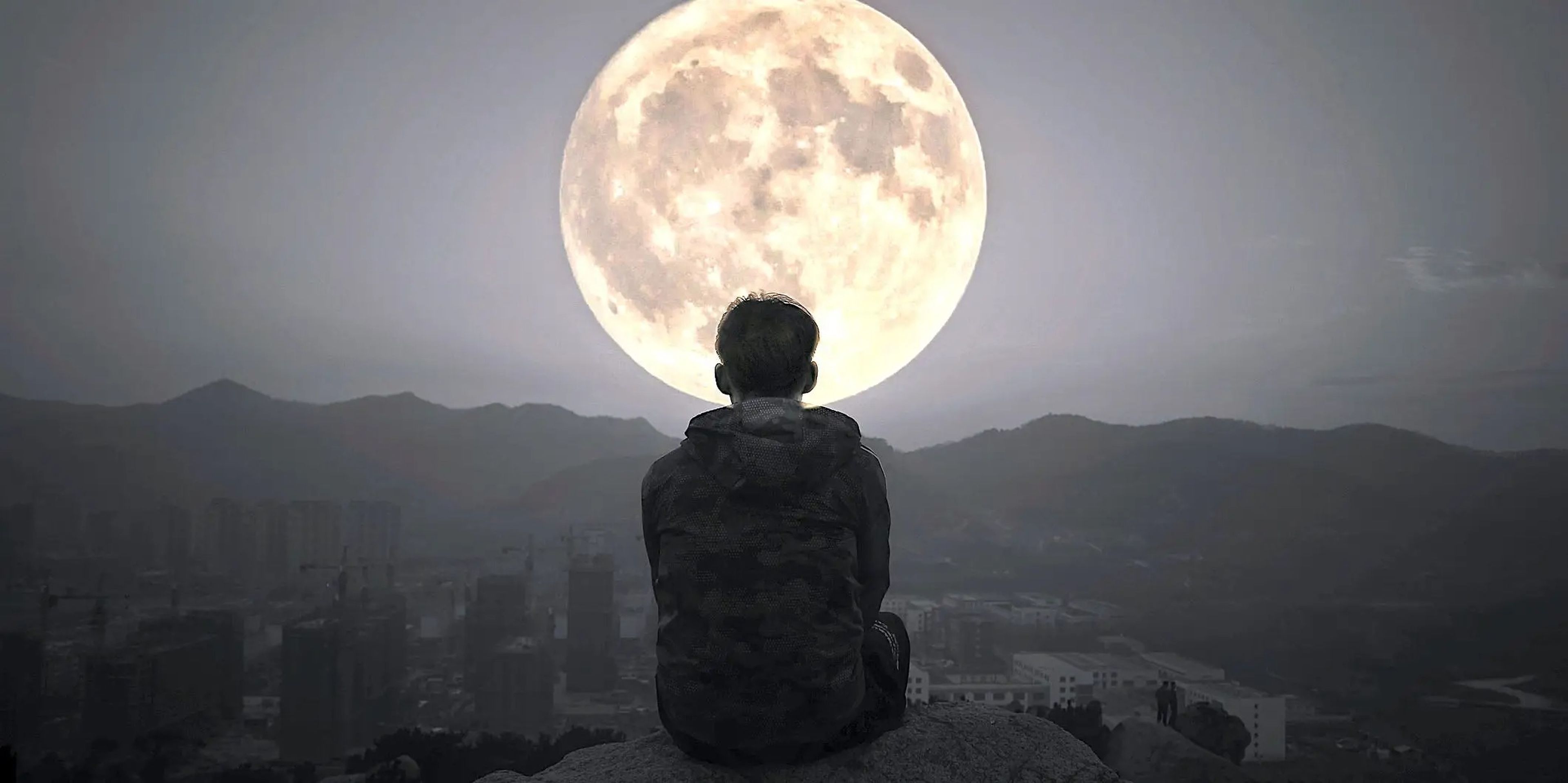 Contemplar la luna mientras meditas puede ayudarte a sentirte más relajado, presente y conectado con la naturaleza.