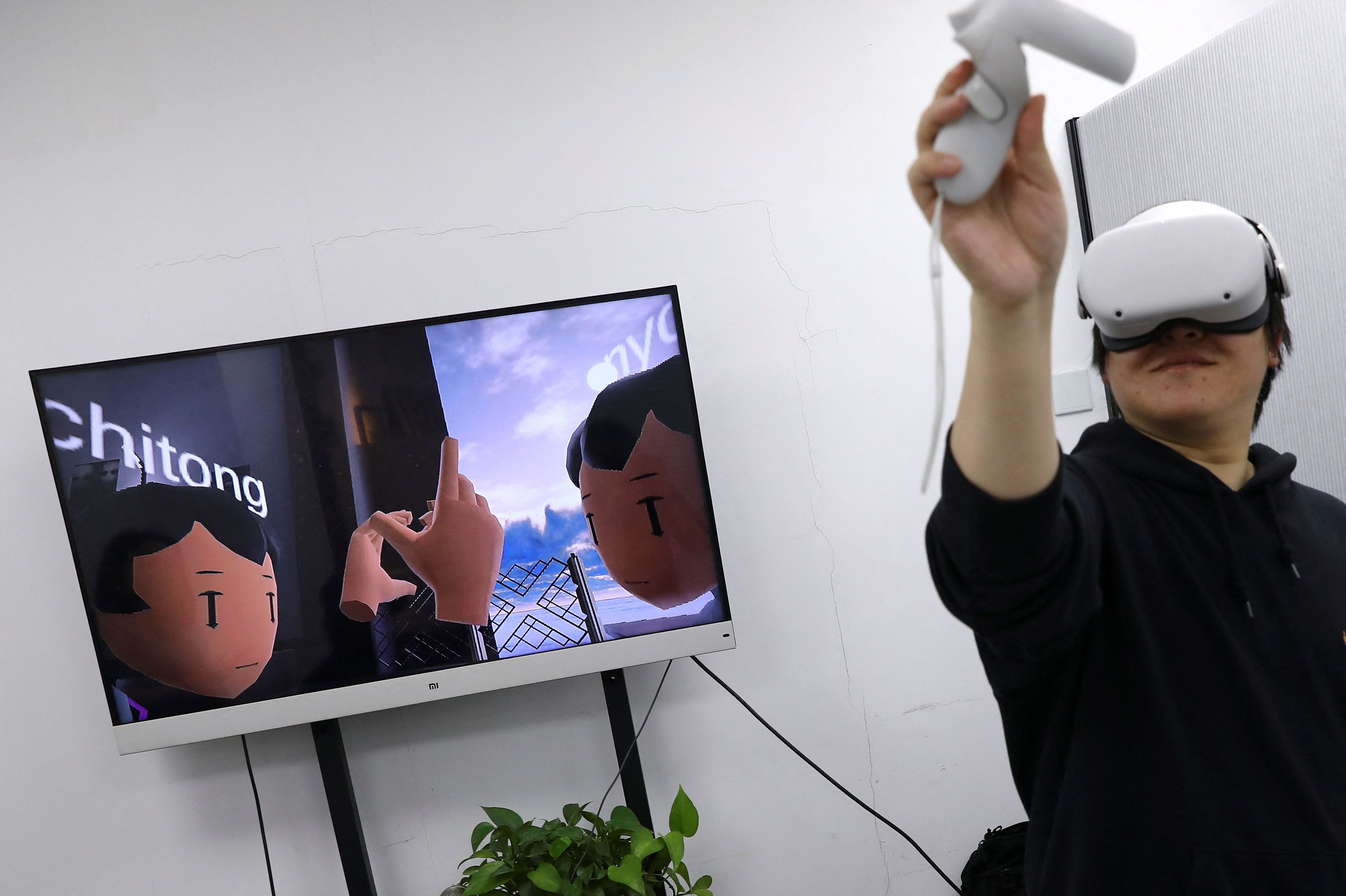 Pan Bohang, fundador de vHome, una plataforma s de realidad virtual, con el casco Oculus VR de Meta en 2022.