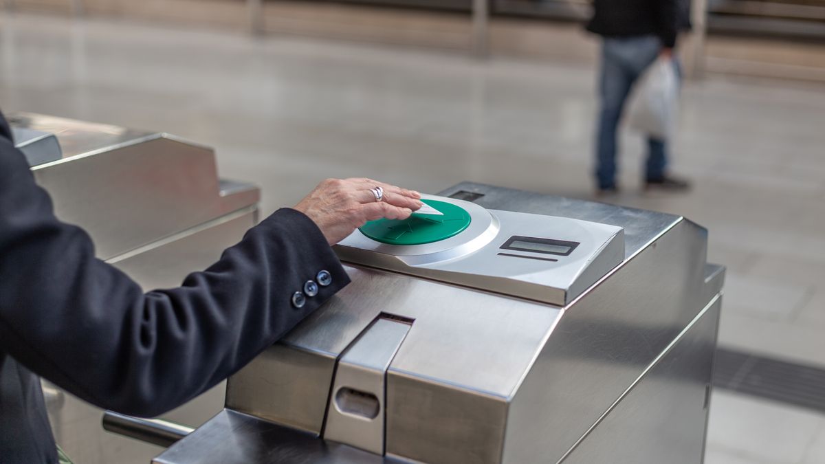 Ya puedes llevar en Madrid tu abono transporte en el móvil, pero por ahora solo en estos casos