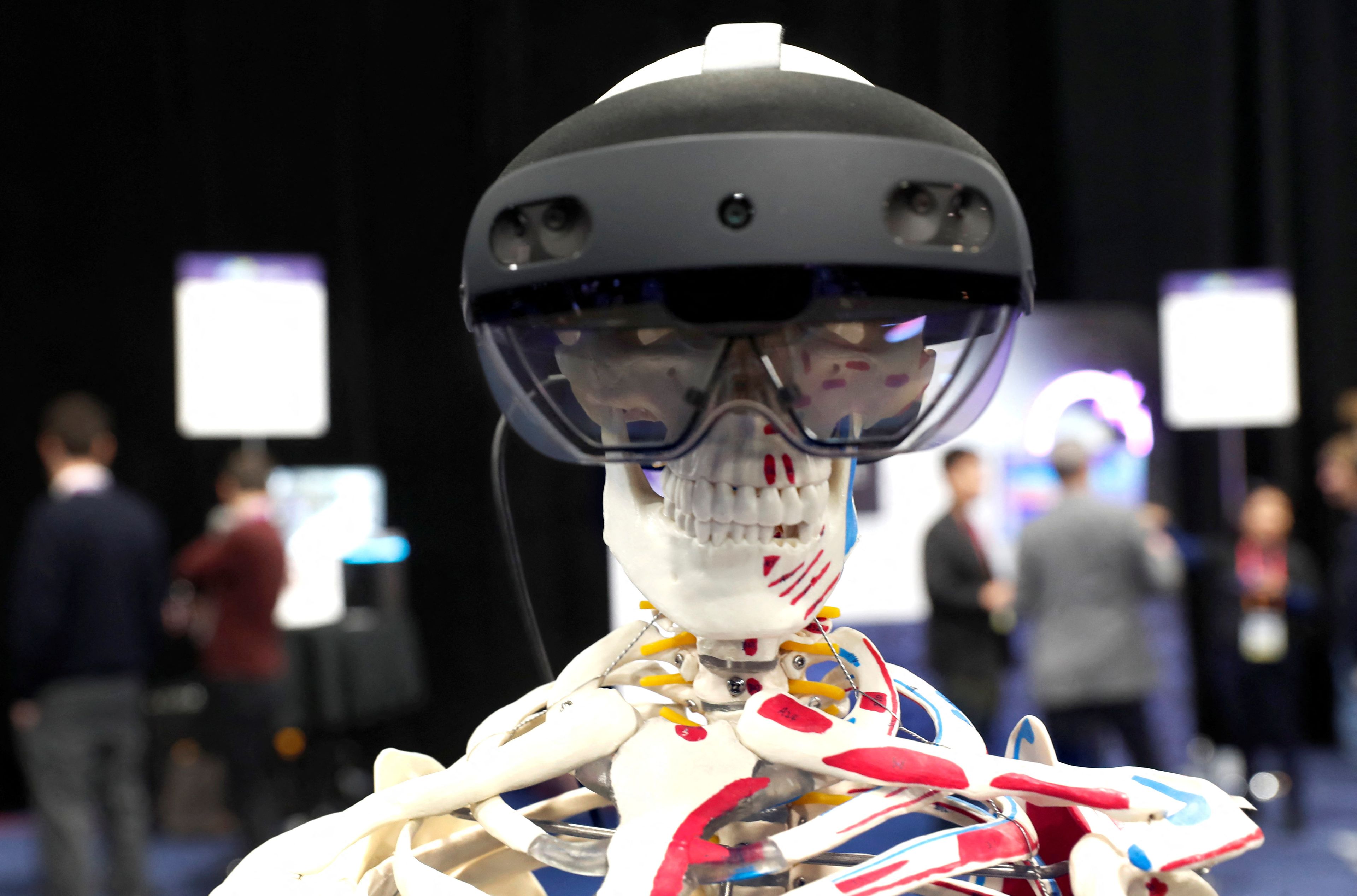 Un esqueleto con las Microsoft Hololens durante el CES 2023.