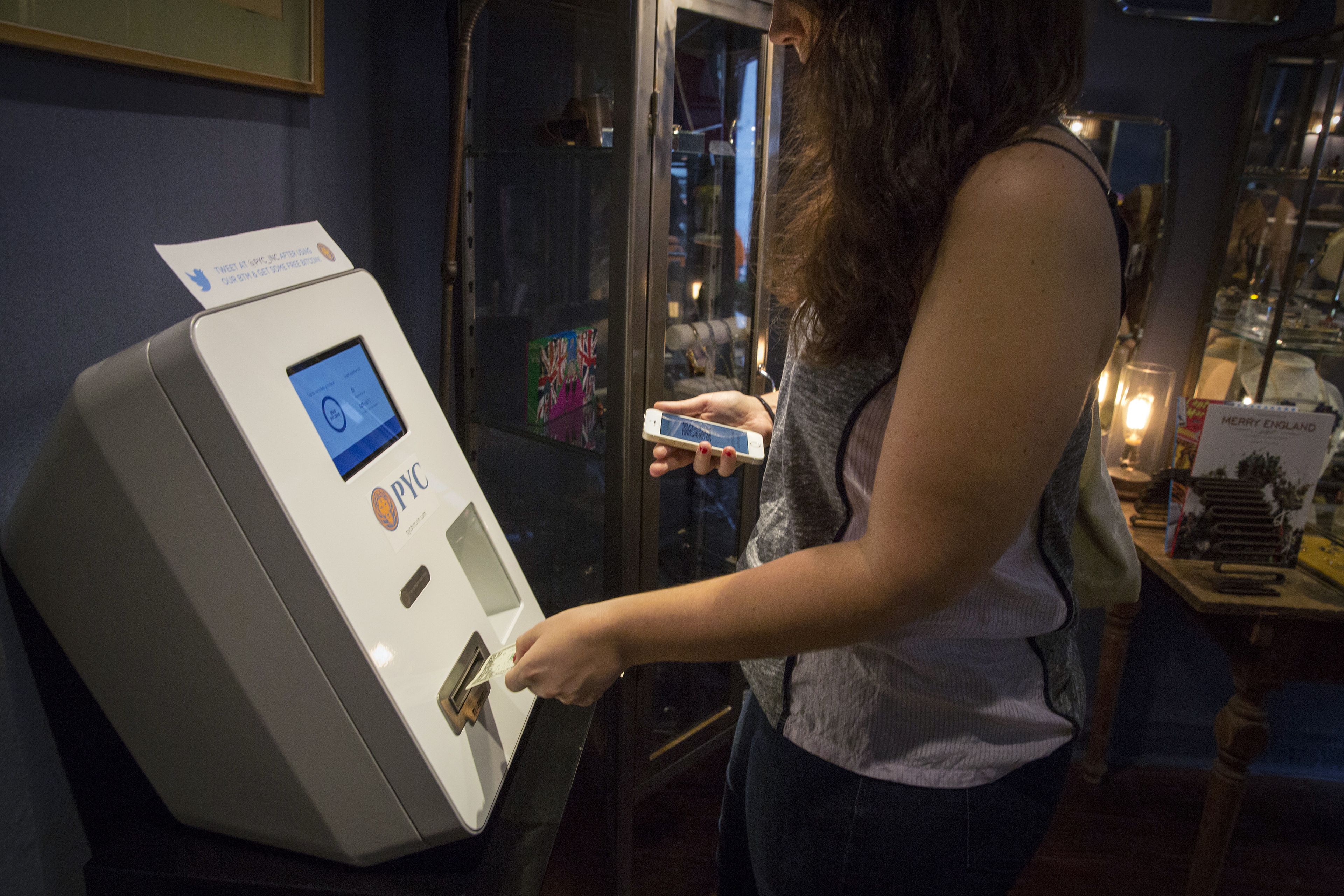 Una mujer opera con un cajero de bitcoin en Nueva York.