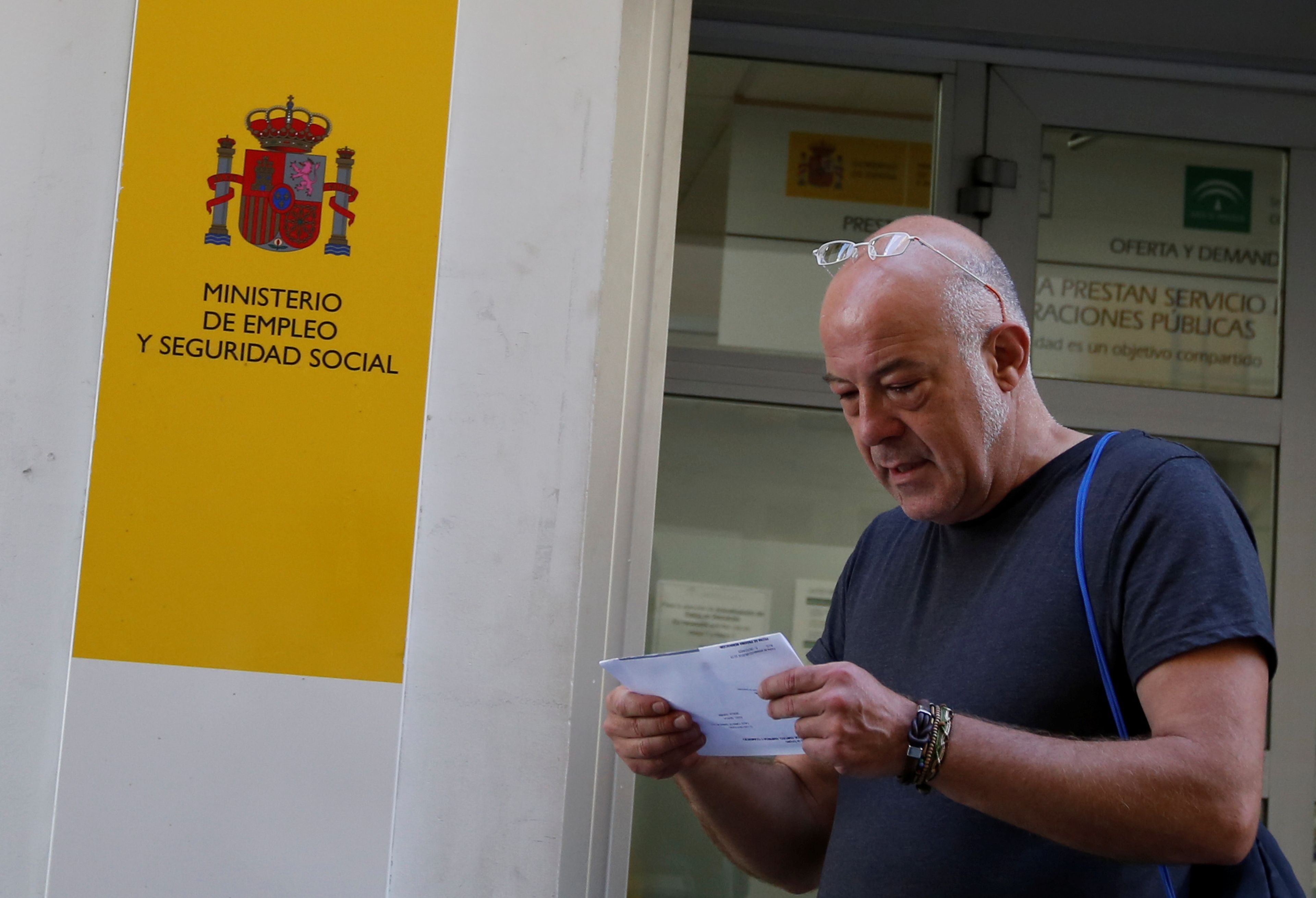 Oficina de empleo en Sevilla, España: hombre, paro