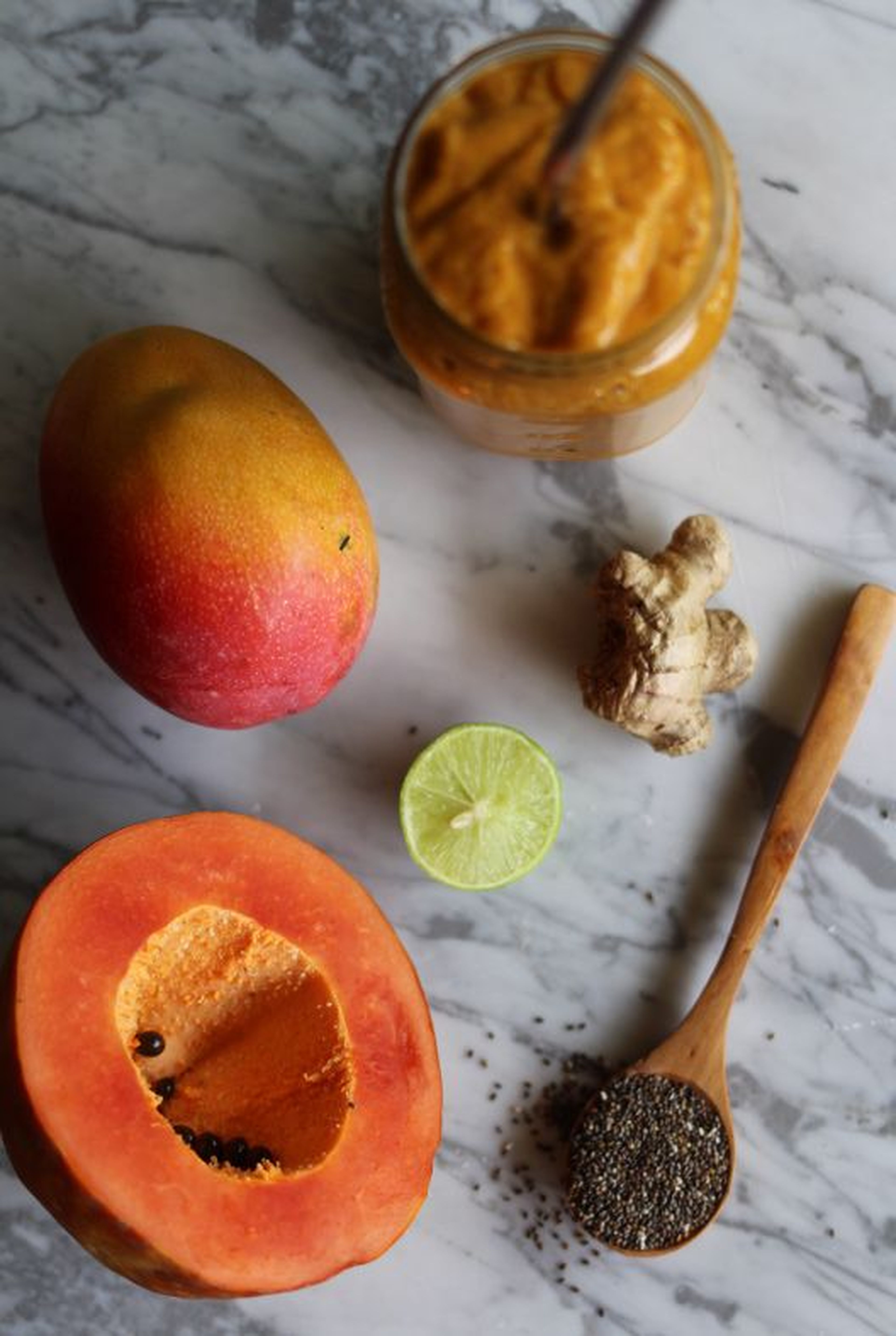Ingredientes para un batido de papaya.