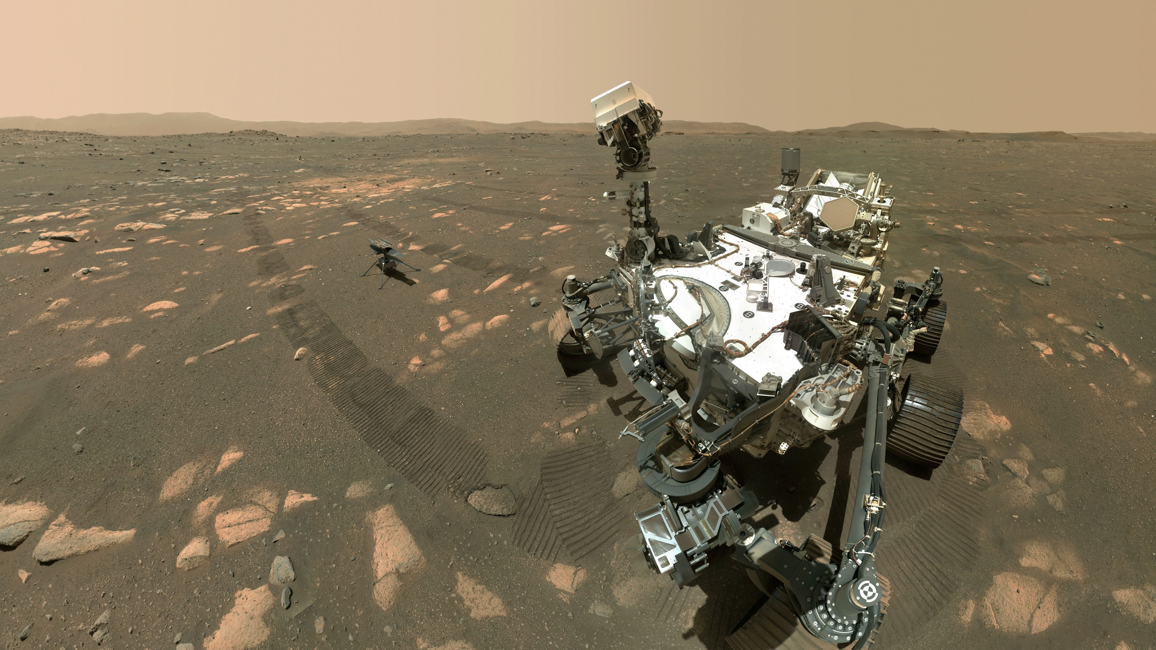 El rover Perseverance se sacó un selfie con Ingenuity poco después de dejar caer el helicóptero sobre la superficie marciana, en abril de 2021.