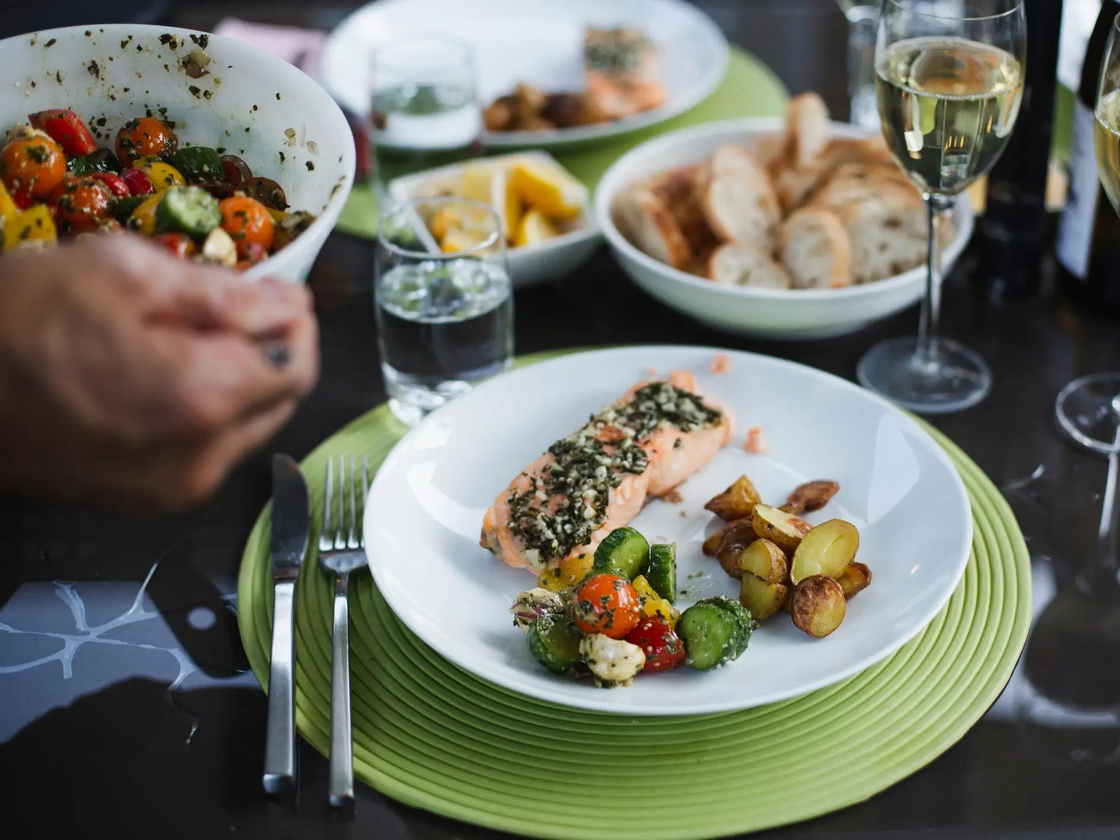 La dieta mediterránea hace hincapié en los alimentos integrales, como las verduras, los carbohidratos complejos, las grasas saludables, como el aceite de oliva, y las proteínas magras, como el marisco. También incluye vino tinto con moderación.