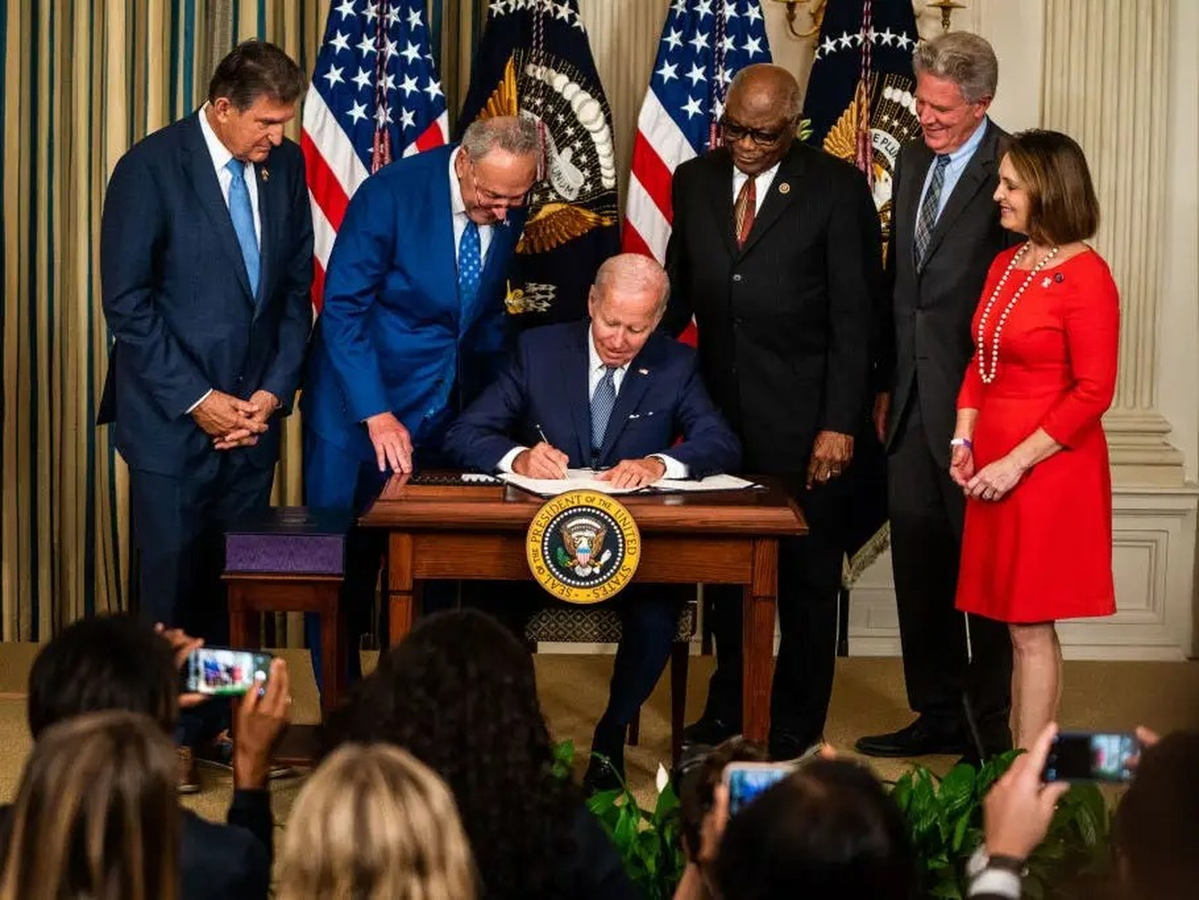 El presidente Joe Biden firmando la Ley de Reducción de la Inflación en la Casa Blanca el 16 de agosto de 2022.
