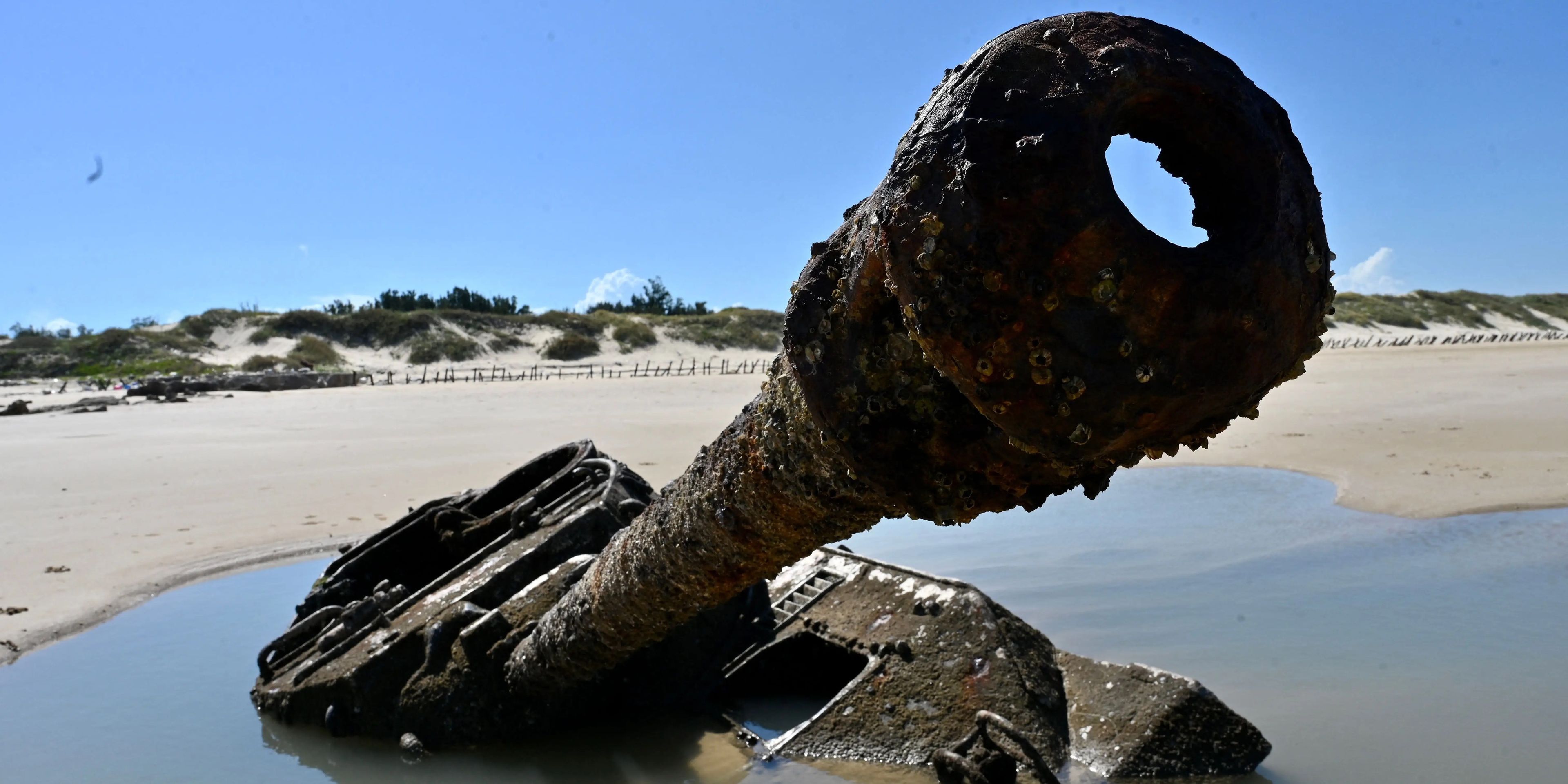 Los restos oxidados de un viejo tanque en la playa de arena de Ou Cuo, en las islas Kinmen de Taiwán, situadas a solo 3,2 km de la costa de China continental, el 11 de agosto de 2022.