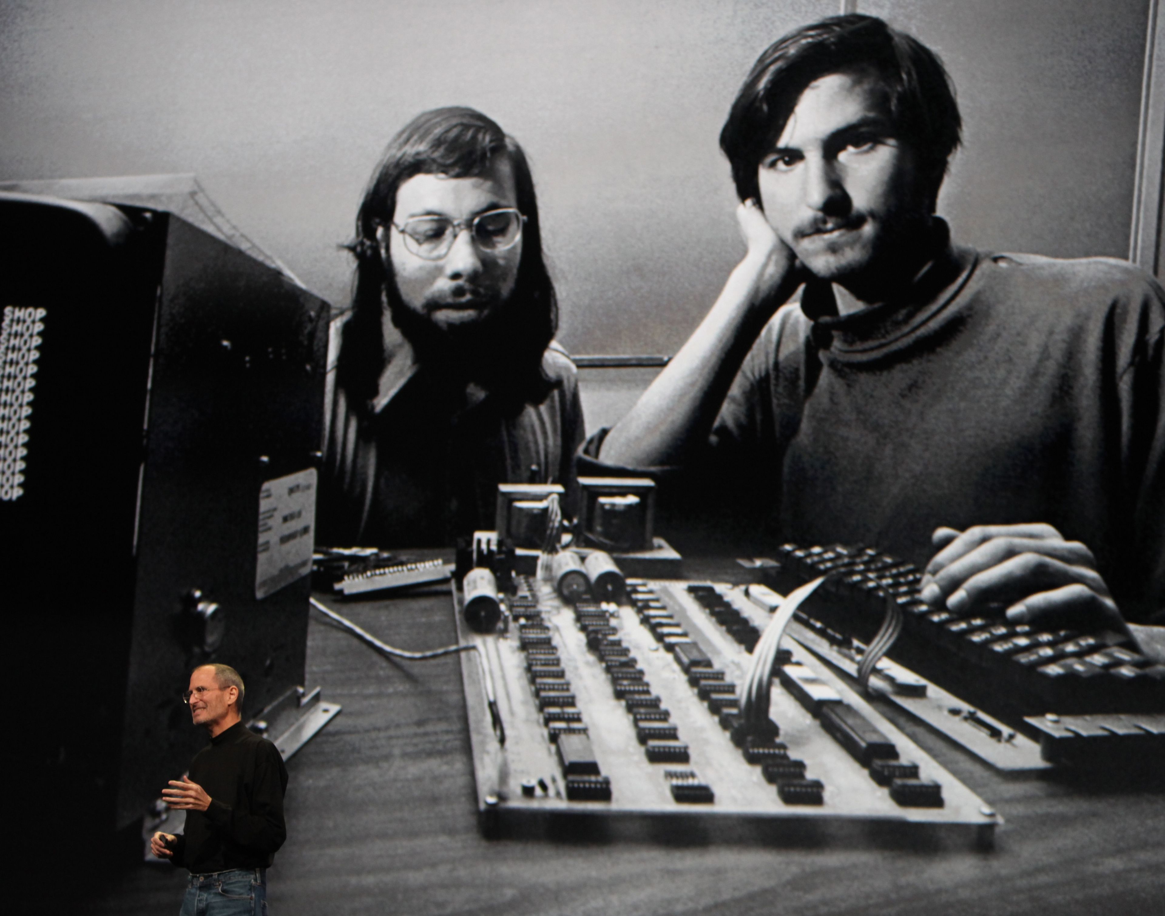Steve Jobs, delante de una imagen en la que aparece junto a Steve Wozniak.