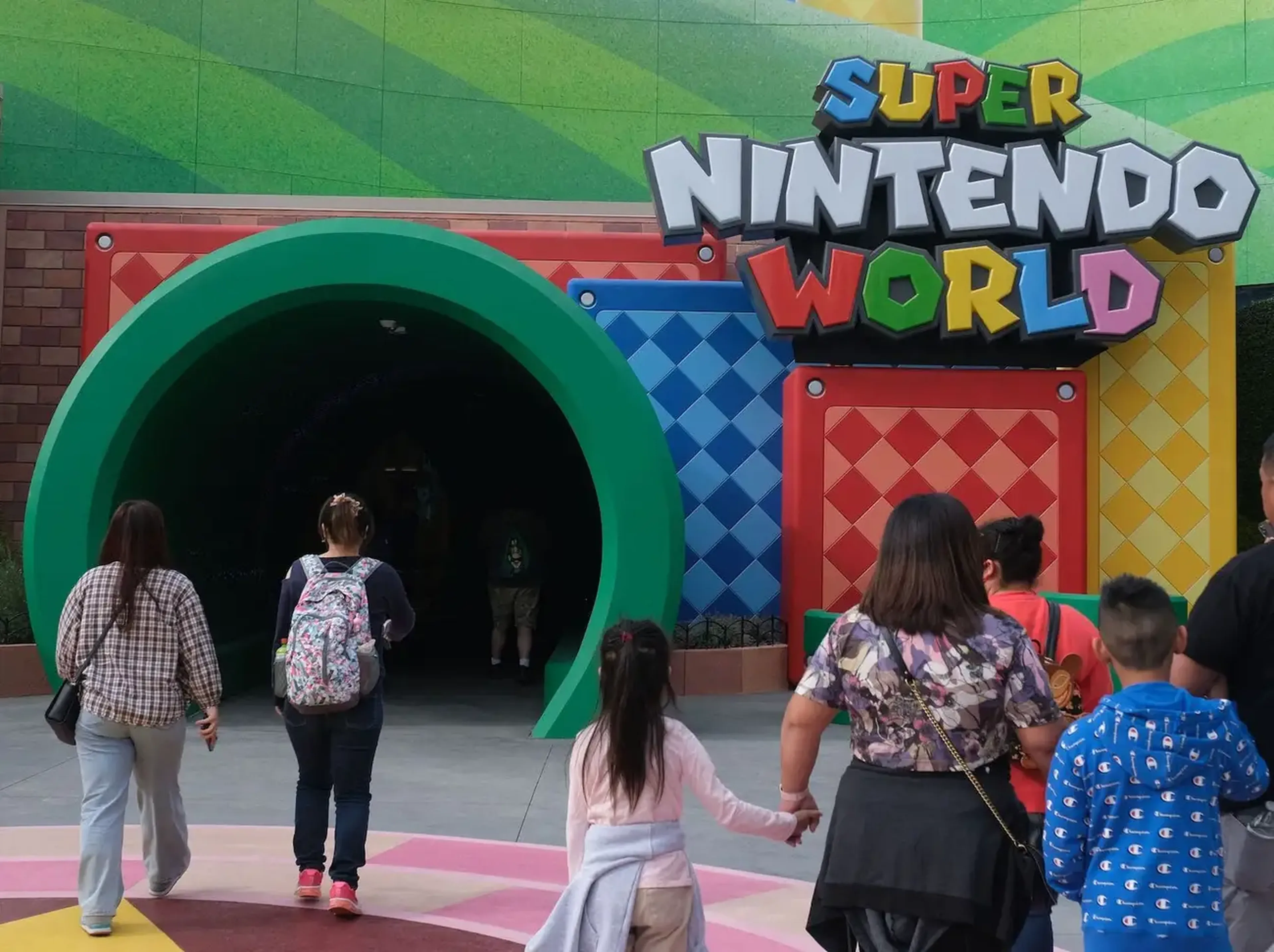 Los invitados caminan hacia la entrada durante una vista previa de Super Nintendo World en Universal Studios en Los Ángeles, California, el 13 de enero.