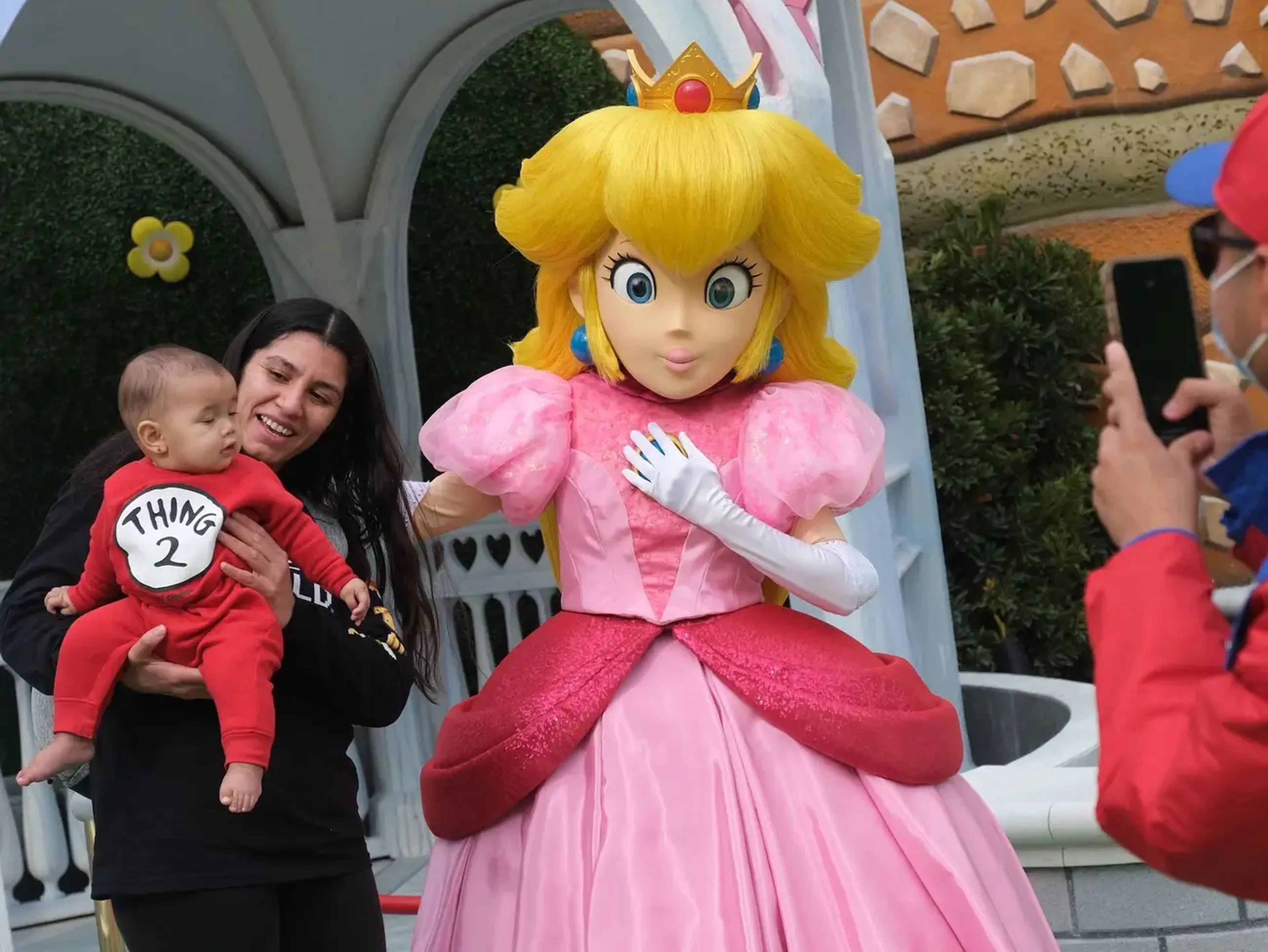 Los invitados se toman fotos con la Princesa Peach durante una vista previa de Super Nintendo World en Universal Studios en Los Ángeles, el 13 de enero.