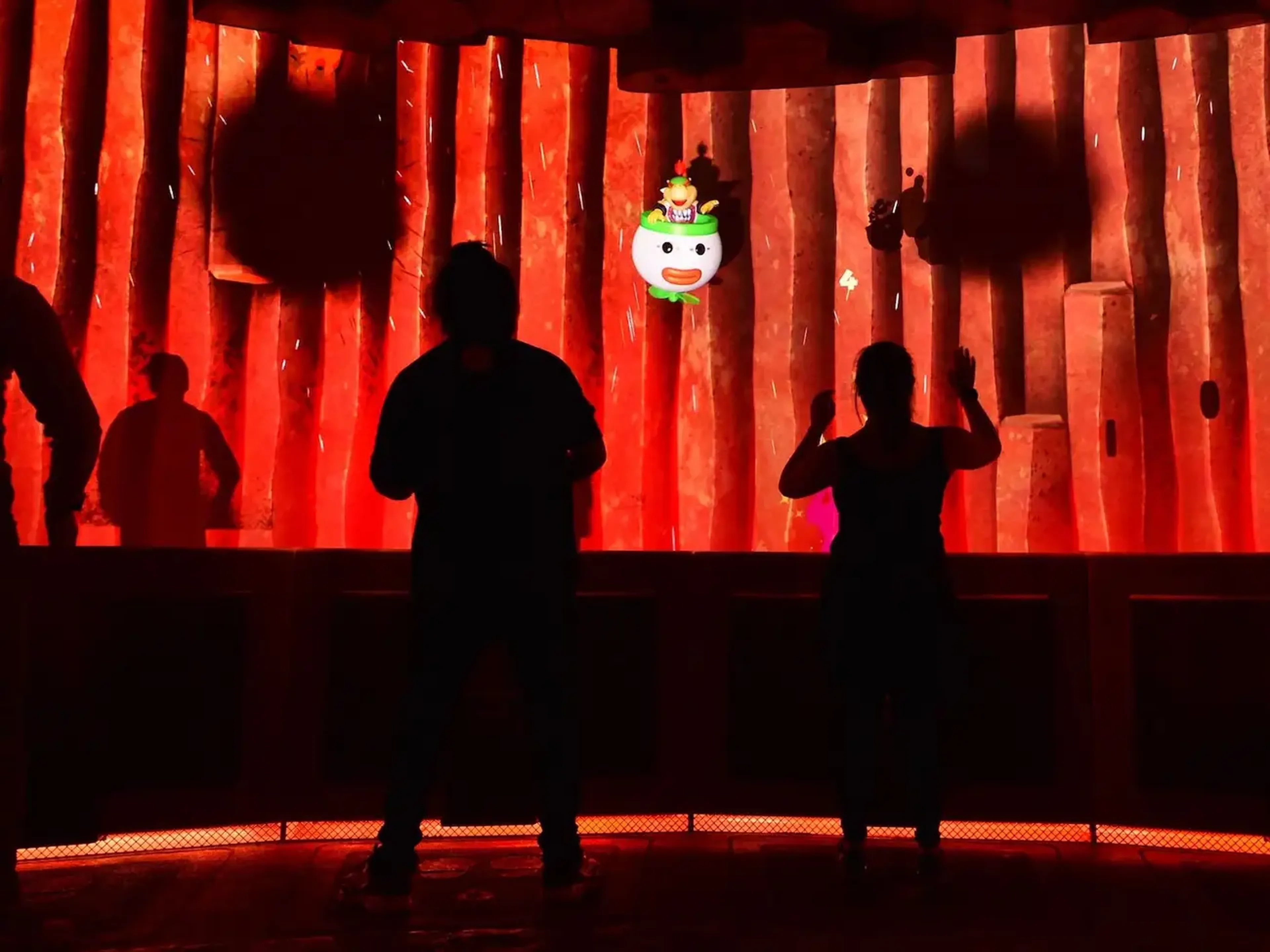 Los invitados juegan un juego virtual durante una vista previa de Super Nintendo World en Universal Studios en Los Ángeles, California, el 13 de enero de 2023.