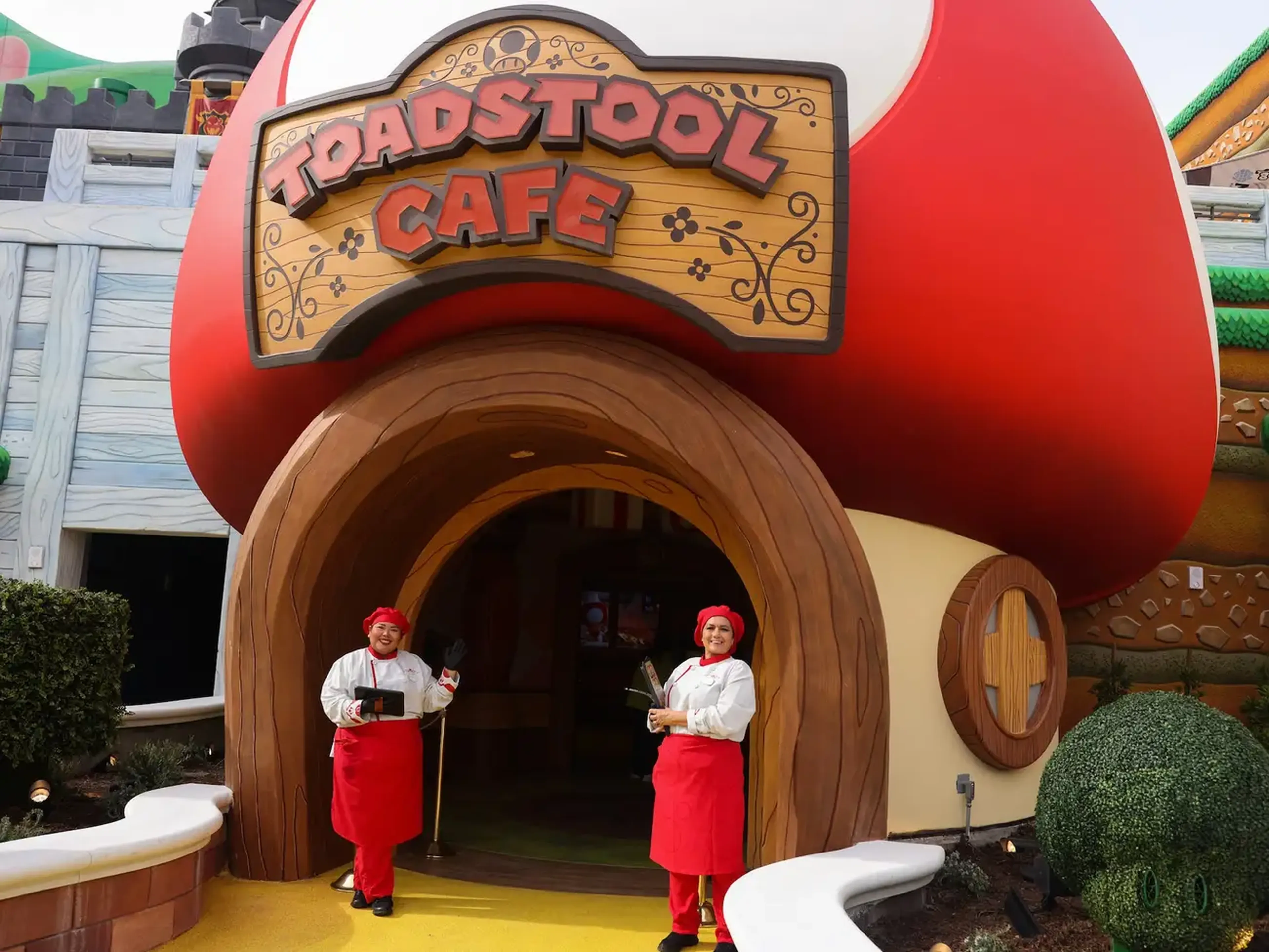 Trabajadores esperan a la gente para almorzar en Toadstool Cafe en Super Nintendo World el jueves 12 de enero de 2023 en Los Ángeles, CA.