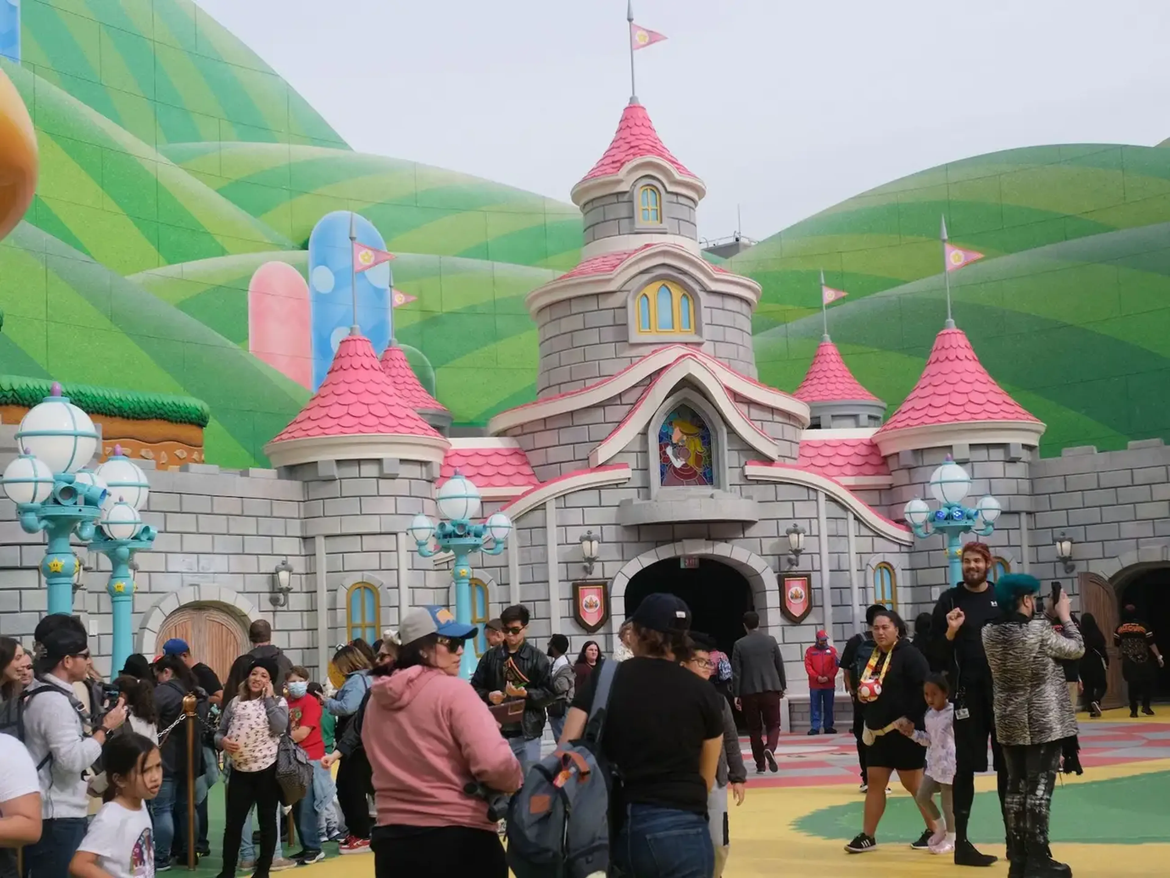 Los invitados caminan por el castillo de Princess Peachs durante una vista previa de Super Nintendo World en Universal Studios en Los Ángeles, California, el 13 de enero de 2023.