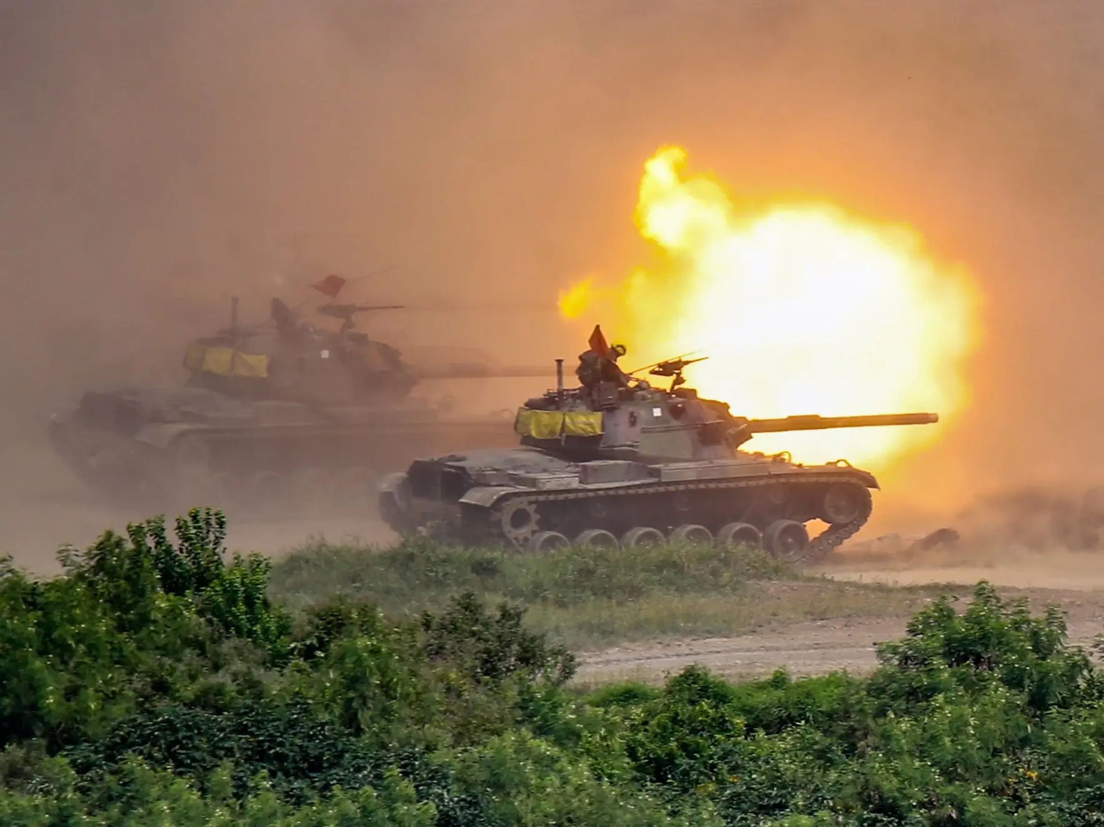 Tanques CM-11 disparan artillería durante el simulacro de fuego real, en medio de la intensificación de las amenazas militares de China, en el condado de Pingtung, Taiwán, 7 de septiembre de 2022.