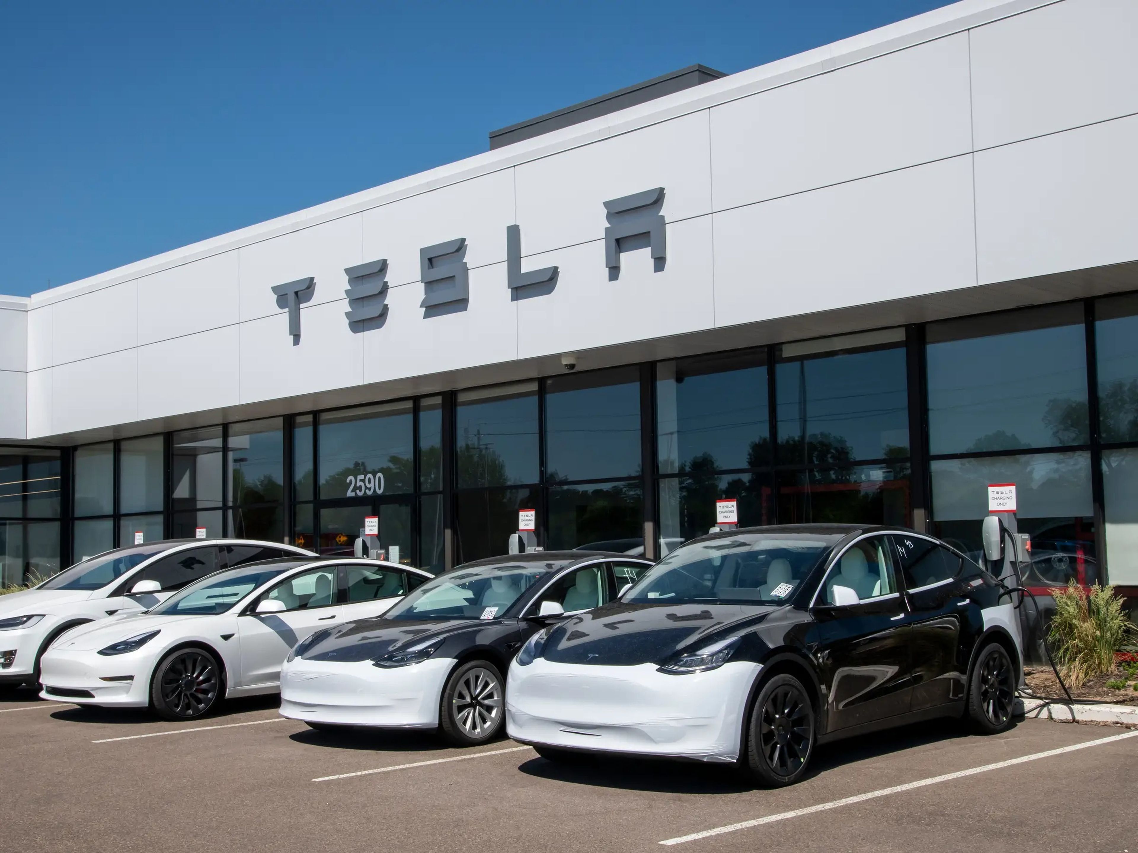 Un concesionario de coches Tesla en Maplewood, Minnesota.
