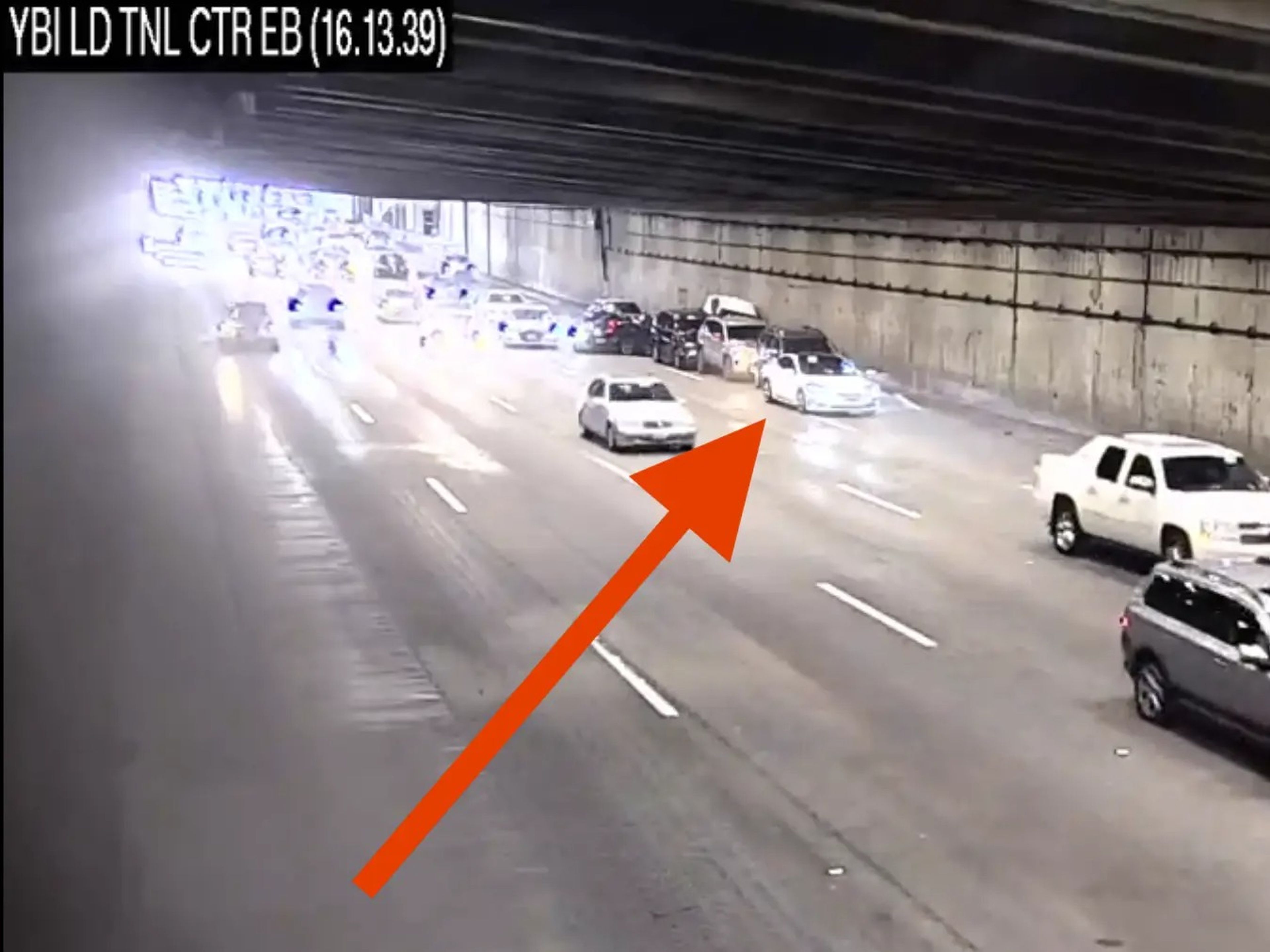 Un vídeo obtenido por The Intercept parece mostrar a un Tesla causando un choque múltiple de 8 coches el 24 de noviembre de 2022.