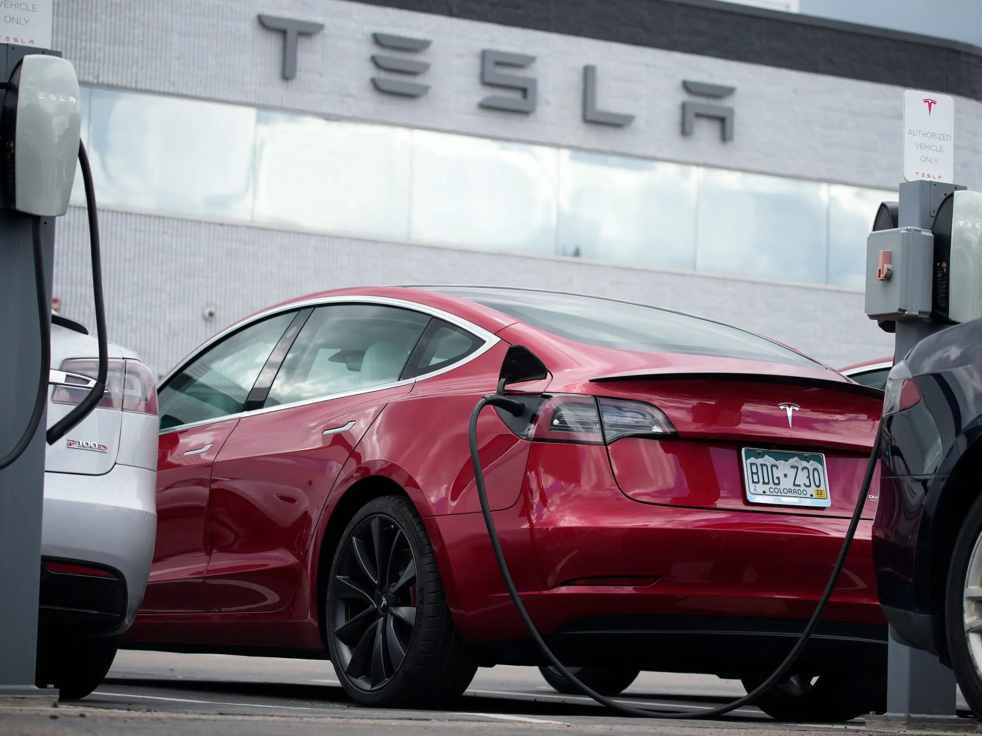 Tesla prometía ser diferente. Pero ahora está cada vez más claro que Tesla no es más que otra empresa automovilística.