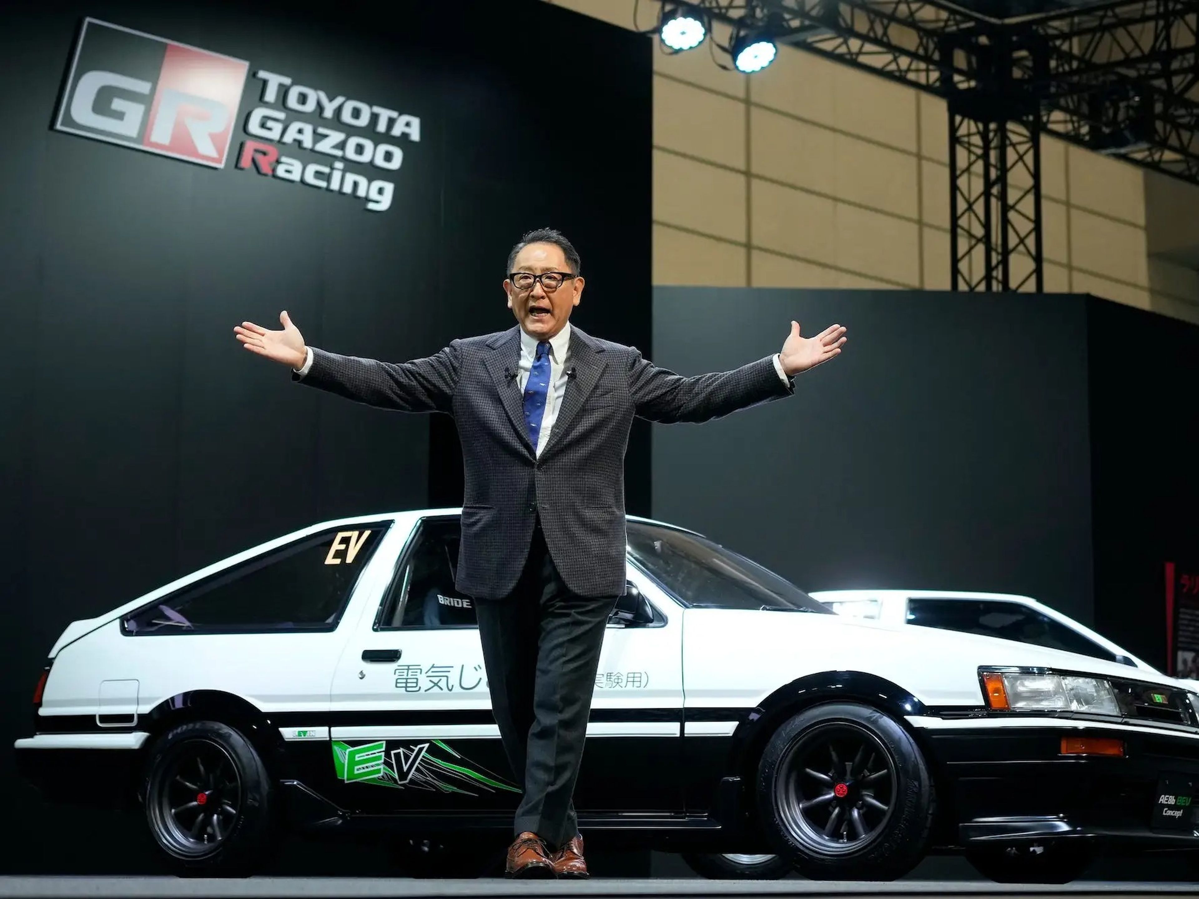 Akio Toyoda, Consejero Delegado de Toyota, pronuncia un discurso en el escenario del Salón del Automóvil de Tokio.