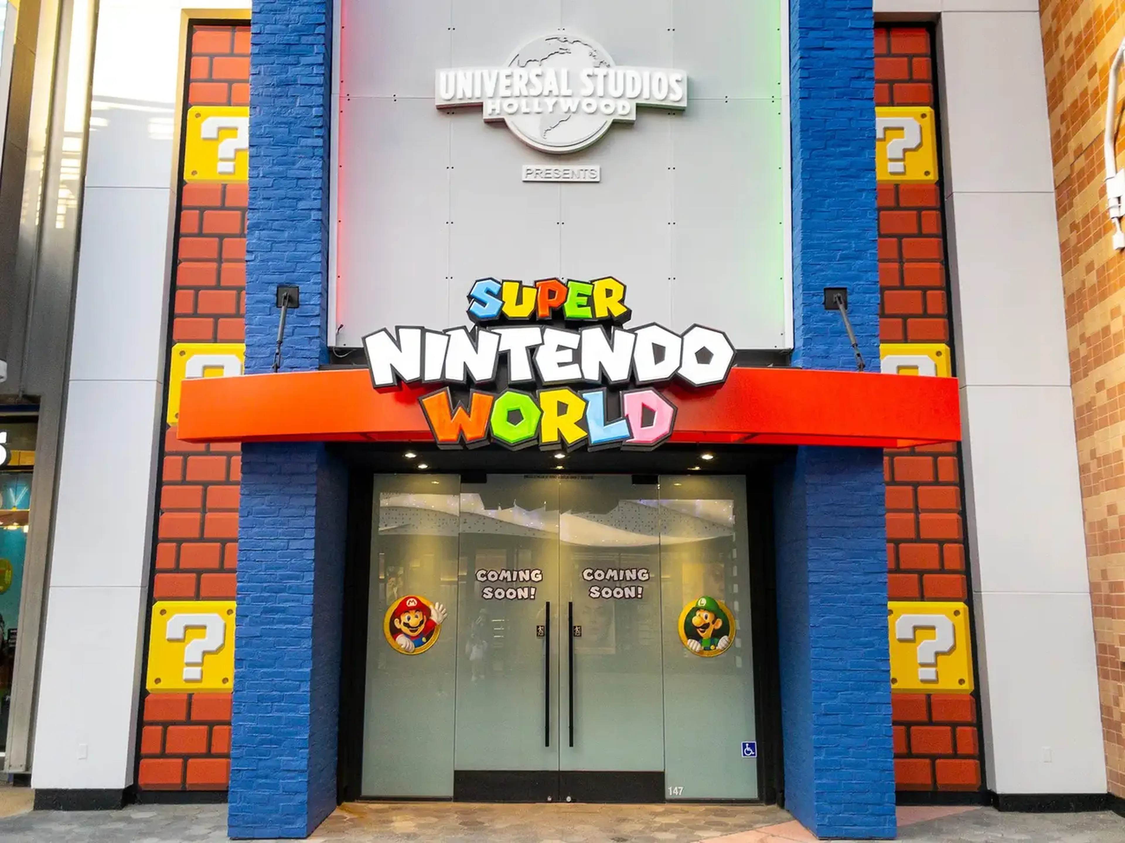 Universal Studios Hollywood promociona su próxima incorporación al parque temático Super Nintendo World en Universal CityWalk el 26 de septiembre de 2022 en Universal City, California.