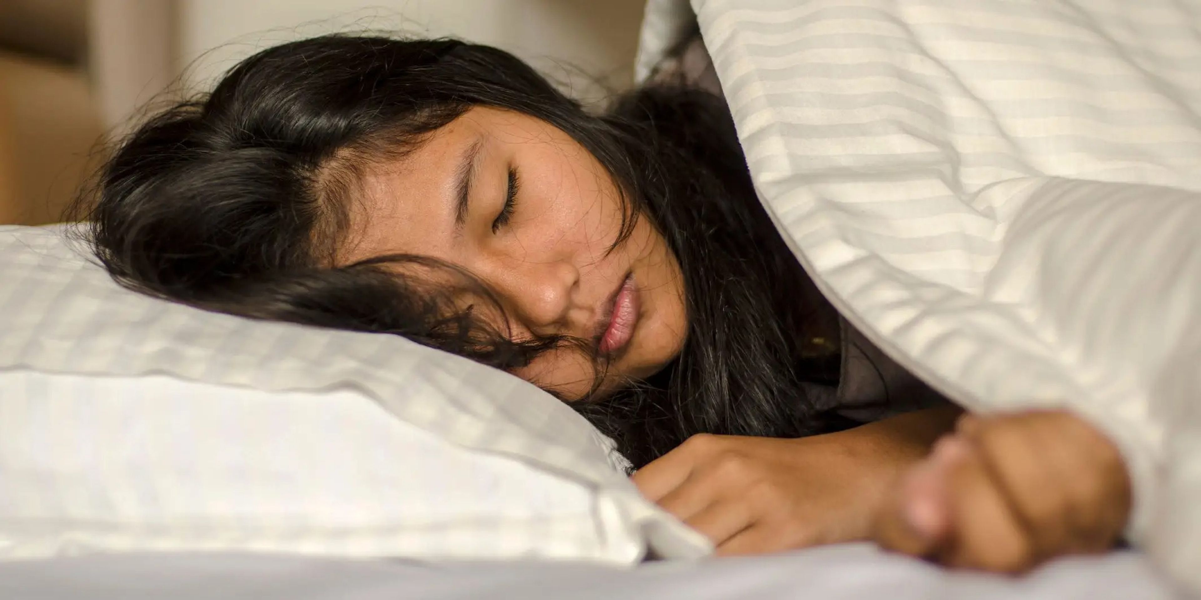 Si los fines de semana son el único momento en que puedes dormir más, hazlo, pero los expertos no recomiendan esperar tanto.