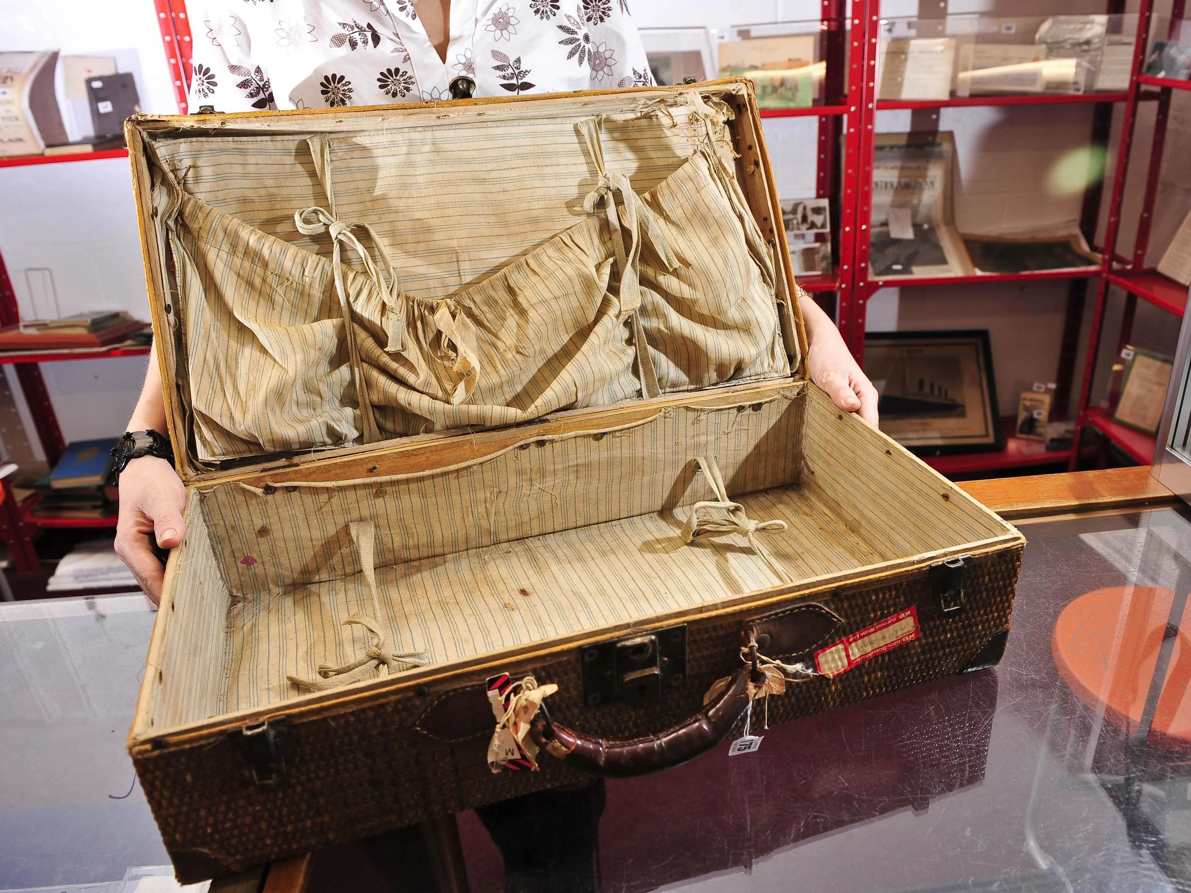 Una maleta de 100 años llena de ropa donada a Millvina Dean.