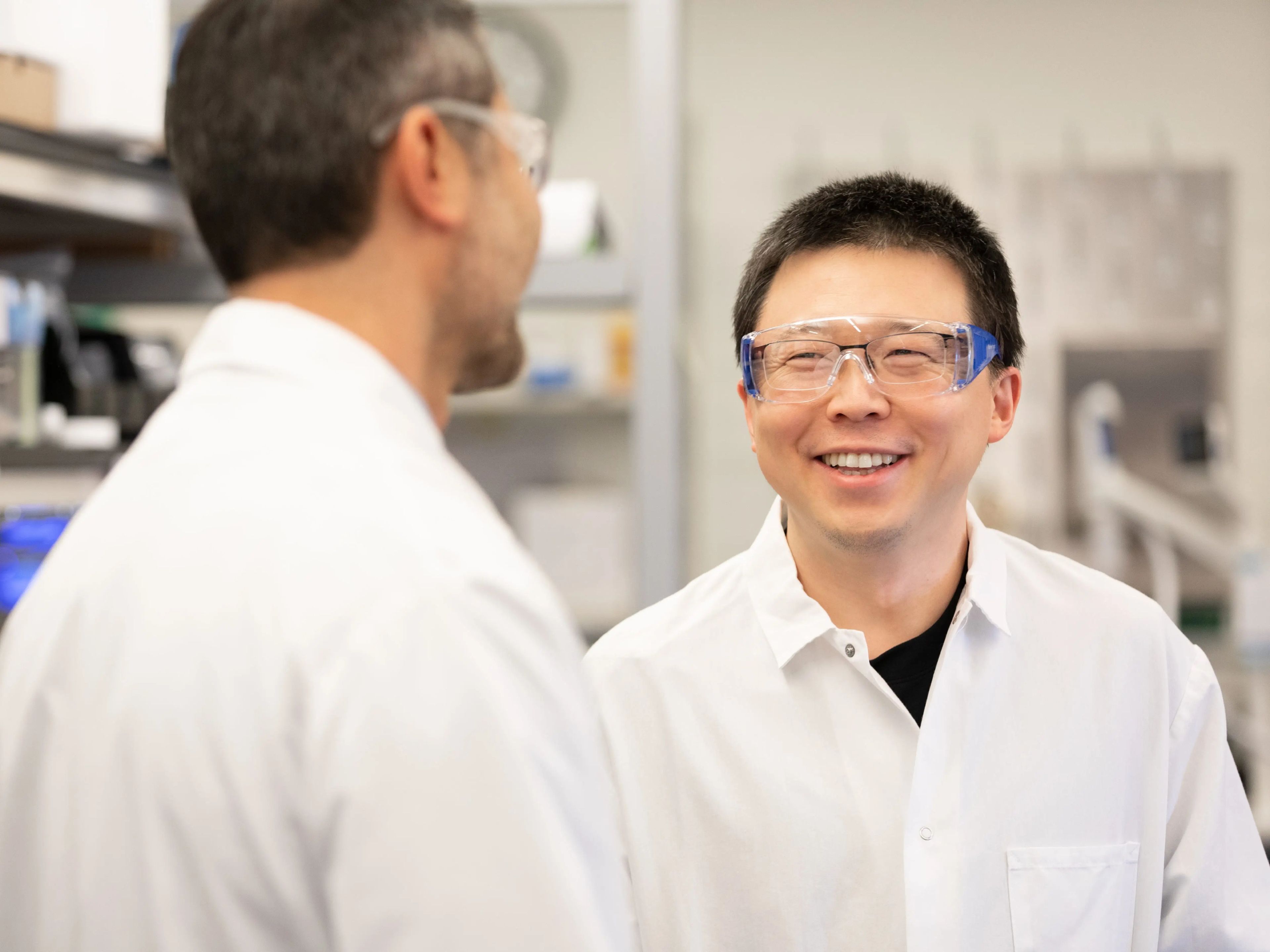 Akin Akinc, a la izquierda, CEO de Aera Therapeutics, con Feng Zhang, fundador de Aera e investigador en edición genética.