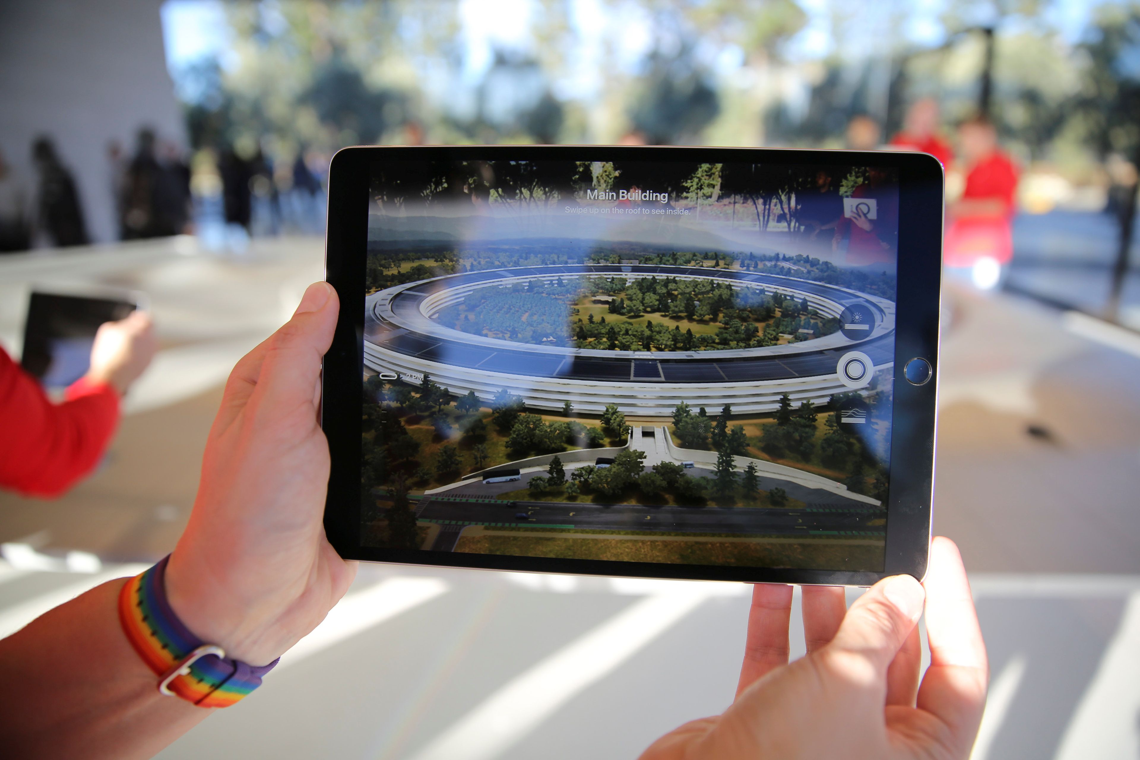 Alguien usando un iPad en Apple Park