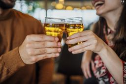 Amigos brindando con cerveza en un bar