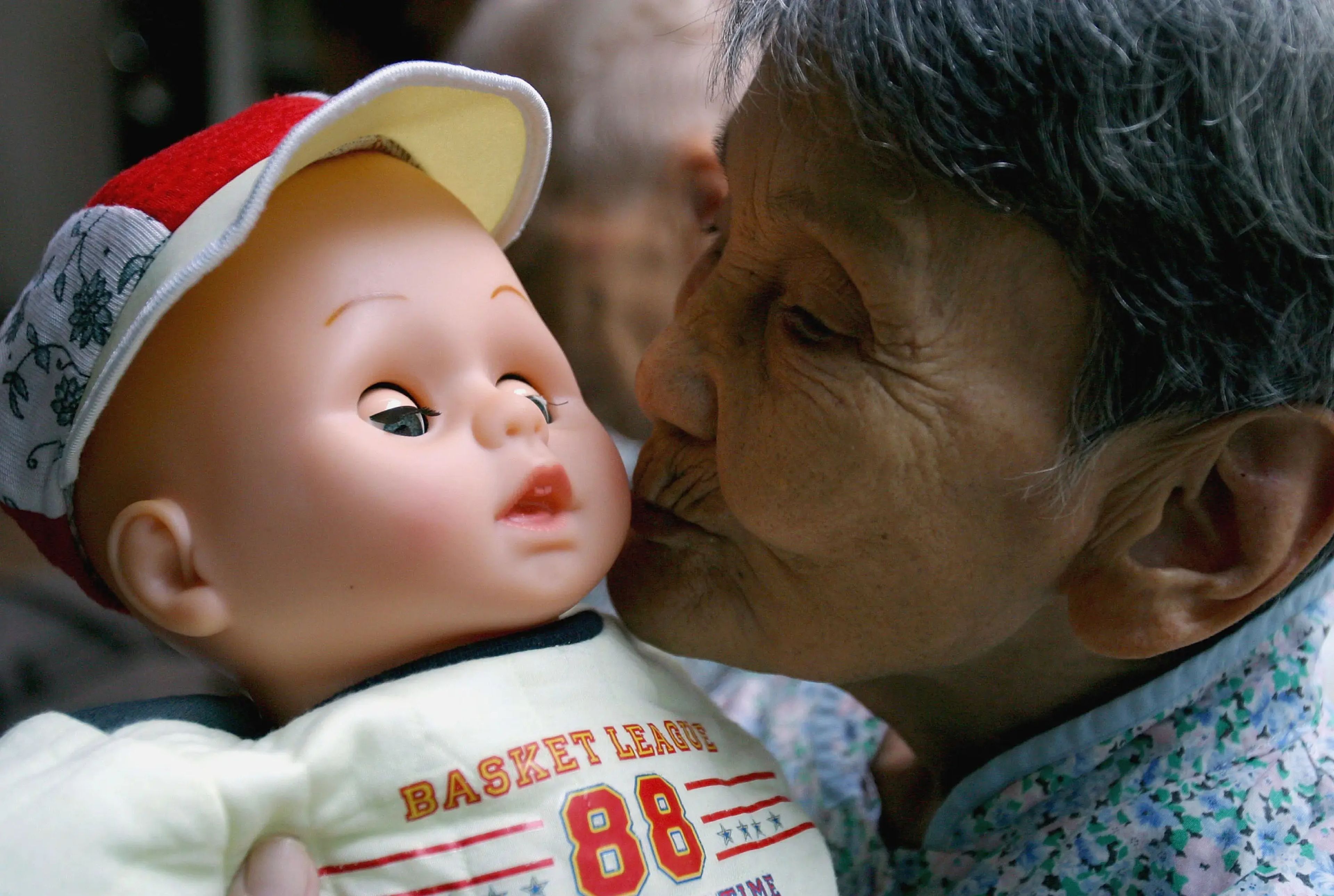 Una anciana con demencia recibe una muñeca que le ayuda a recordar su pasado.