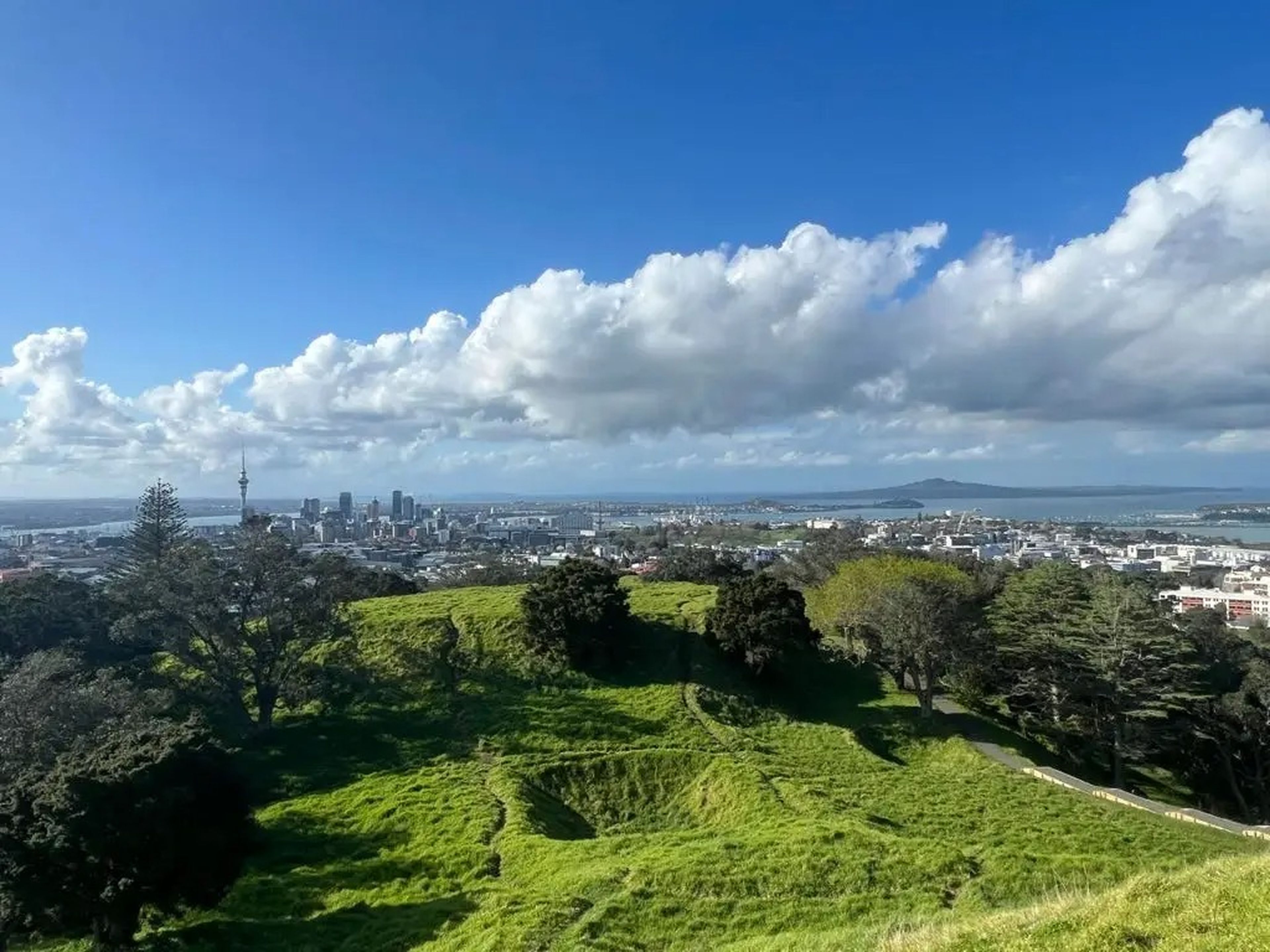 El horizonte de Auckland desde la cima del monte Eden.