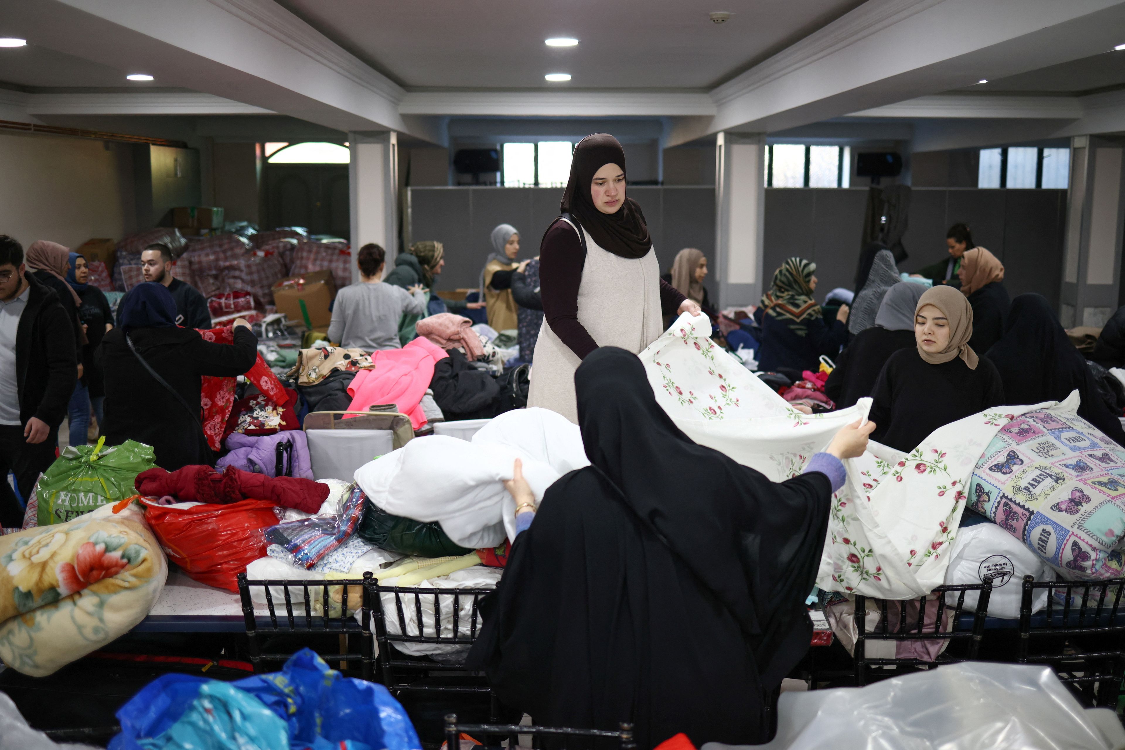 Miembros de la comunidad turca se preparan para enviar un cargamento de ayuda a Turquía para apoyar a las víctimas del terremoto (Londres, Reino Unido).