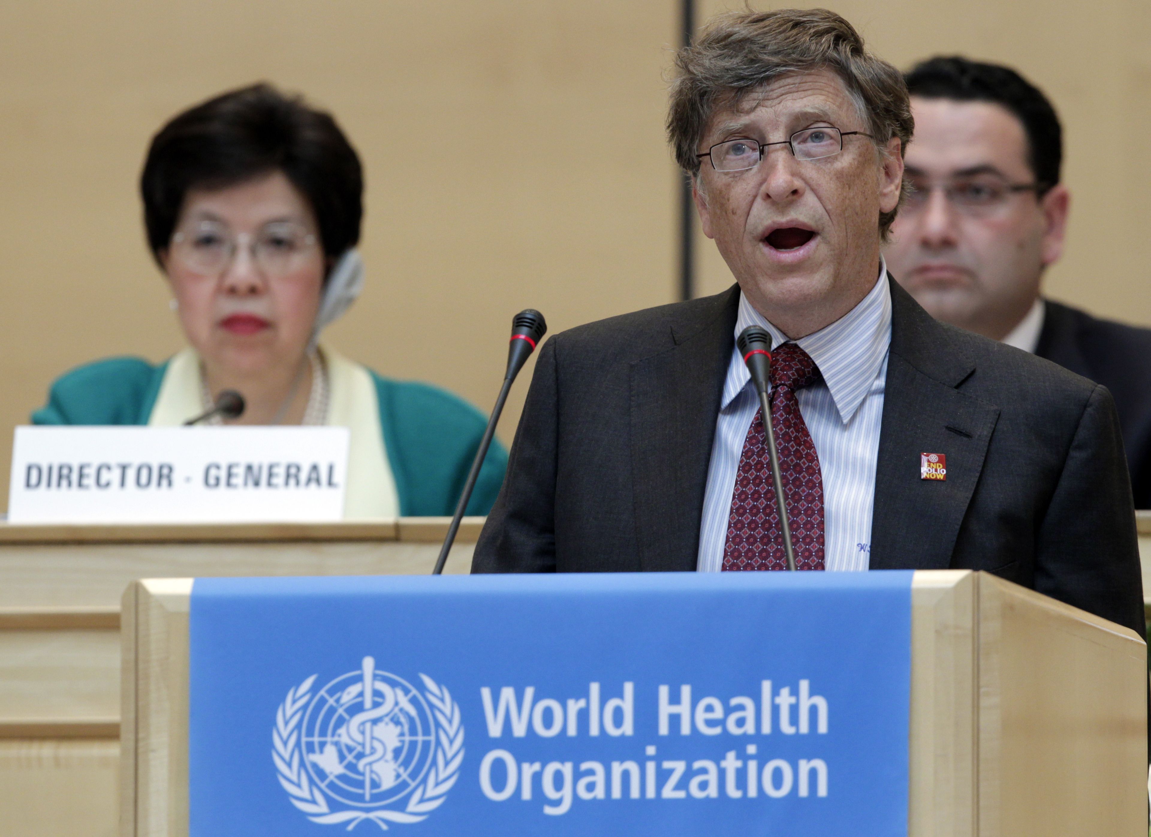 Bill Gates, junto al logo de la OMS, en la sede europea de las Naciones Unidas, en 2011.