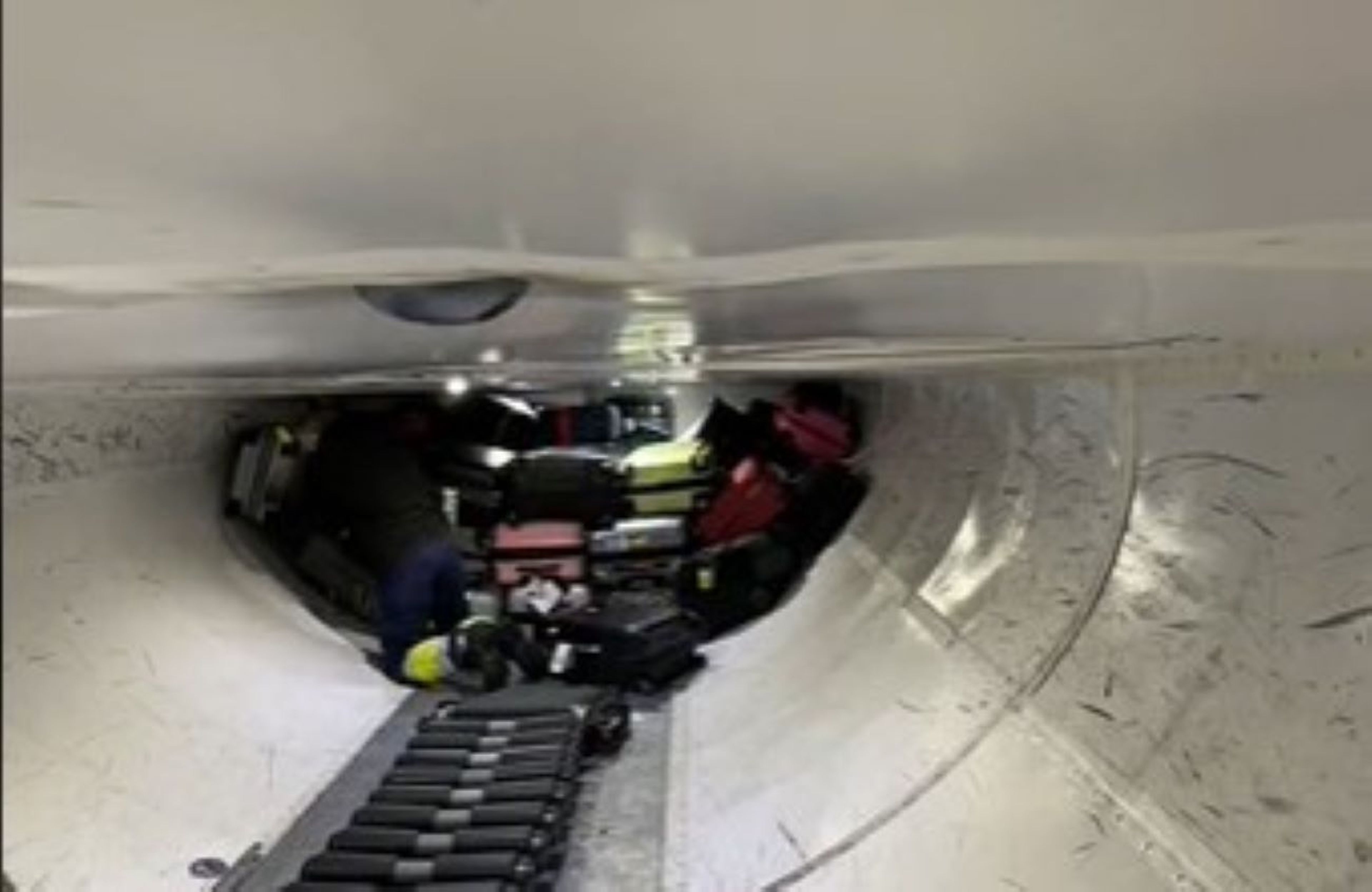 Imagen del vídeo de Chris Simonsson, en la bodega de un avión.