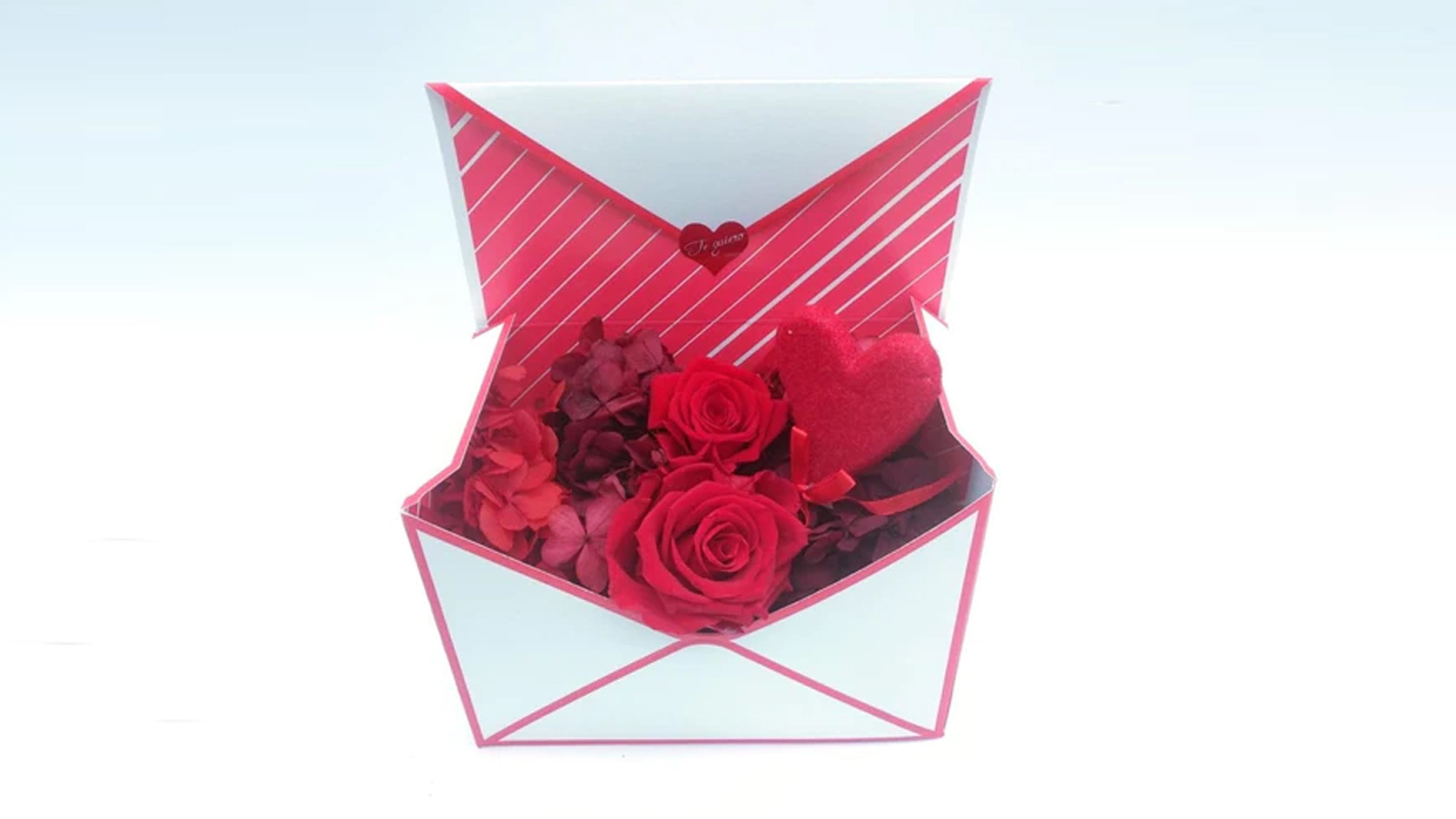 Caja sobre con rosas preservadas