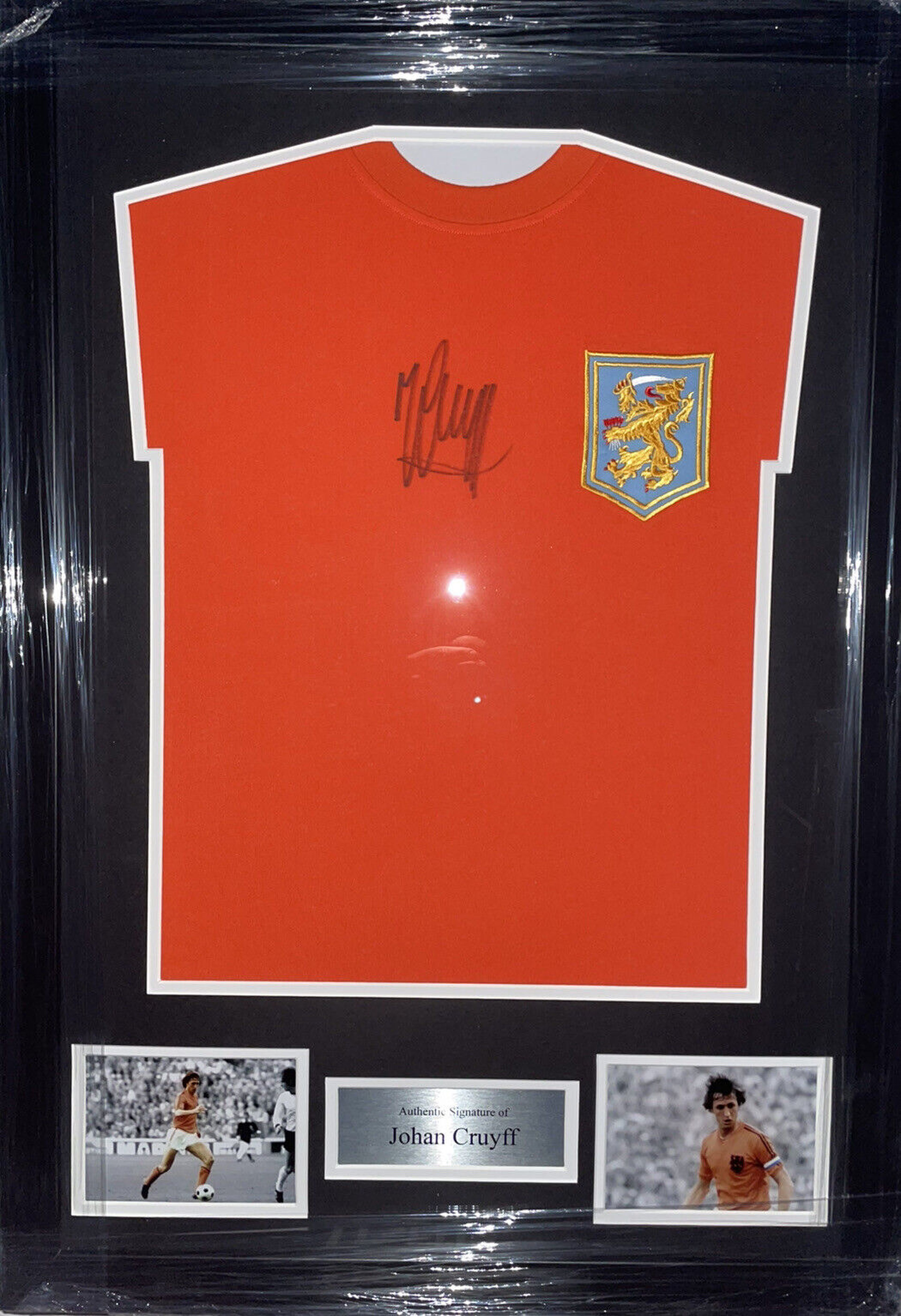 Camiseta firmada por Johan Cruyff.