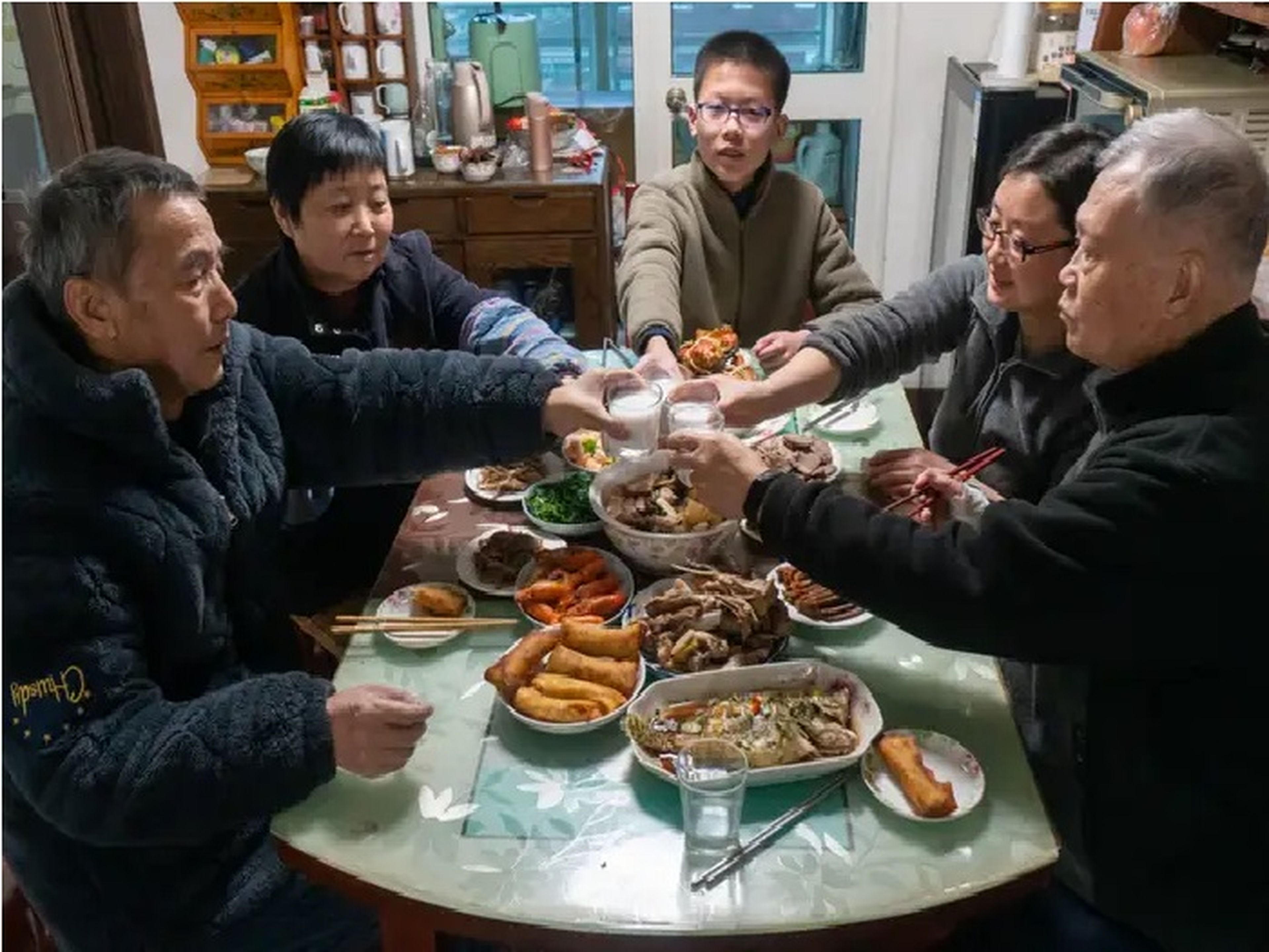 Una familia disfruta de la cena de Nochevieja en la provincia china de Anhui. El tiempo social y las comidas caseras se asocian a la salud física y mental.