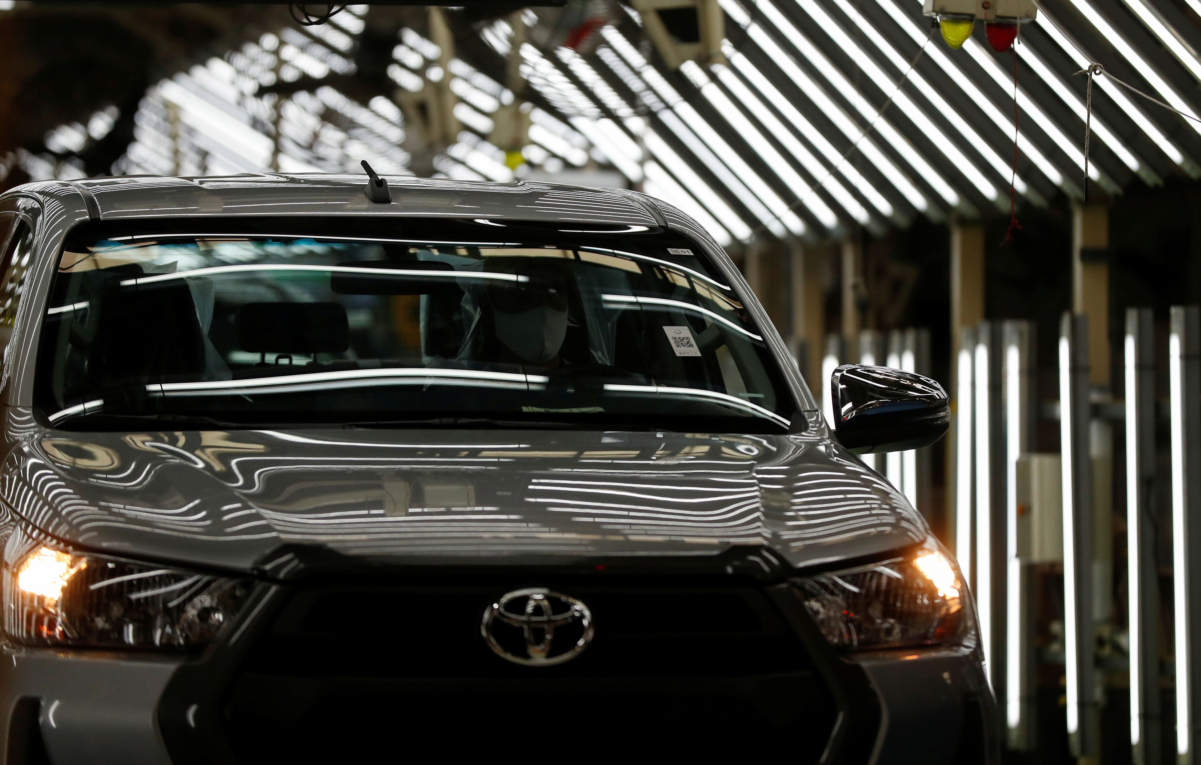Un coche de Toyota en una fábrica.