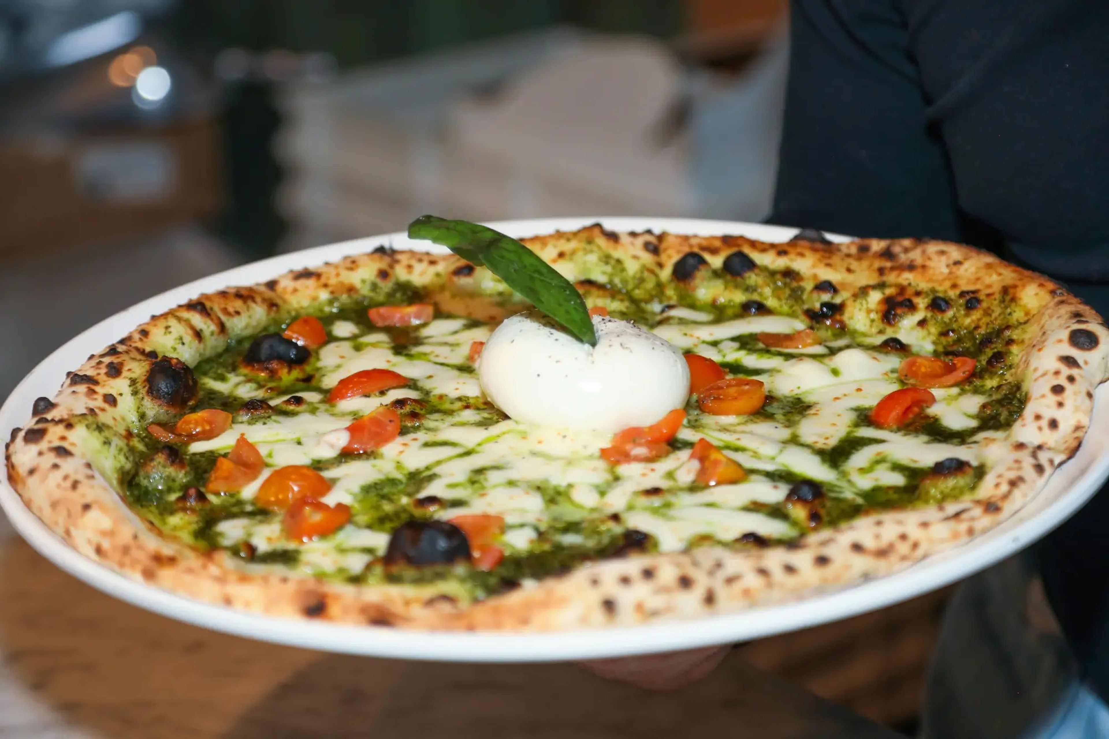 Una pizza con tomates, burrata y pesto servida en L'Antica Pizzeria da Michele.