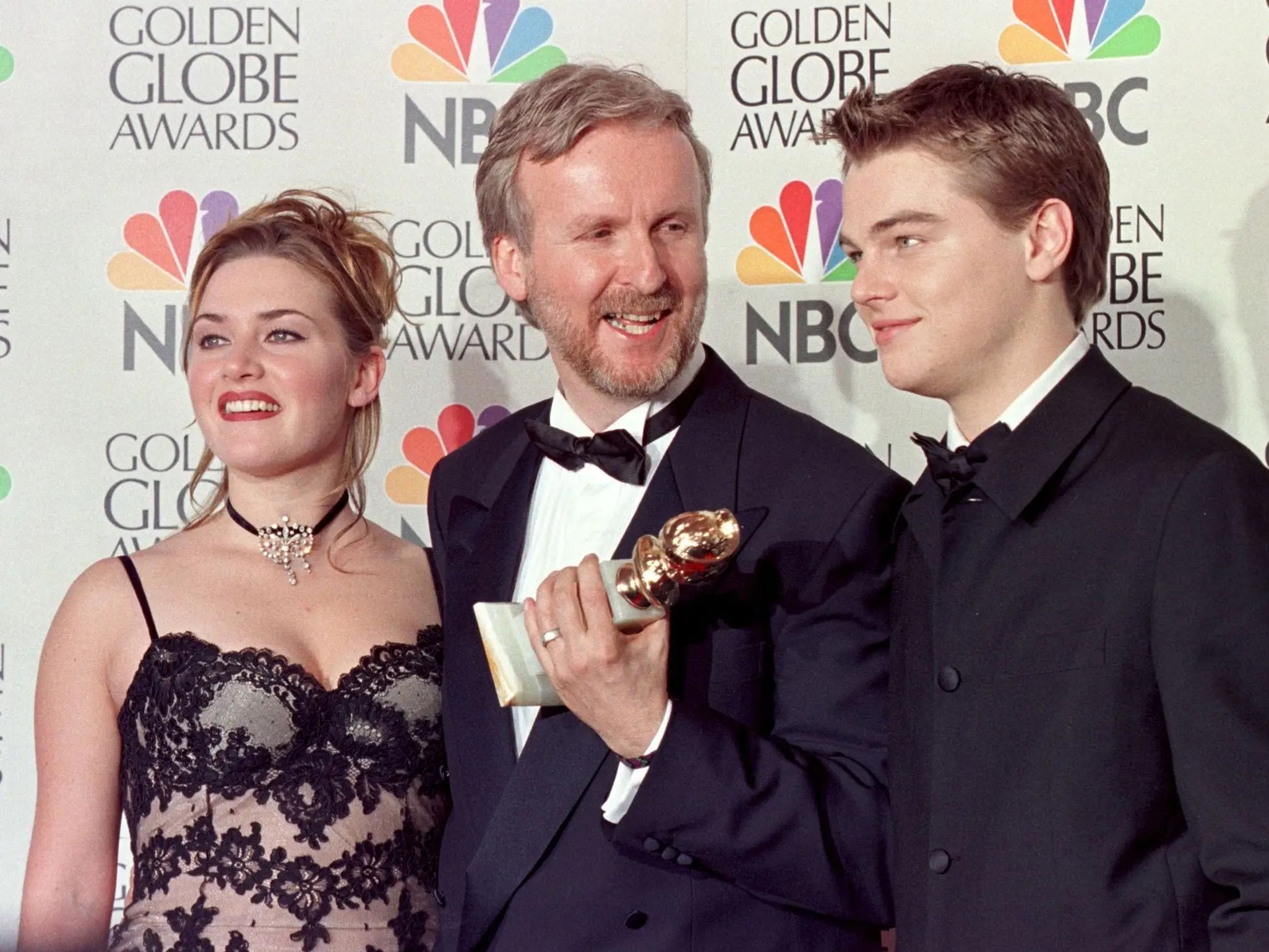 Kate Winslet, James Cameron, y Leonardo DiCaprio en los Globos de Oro.