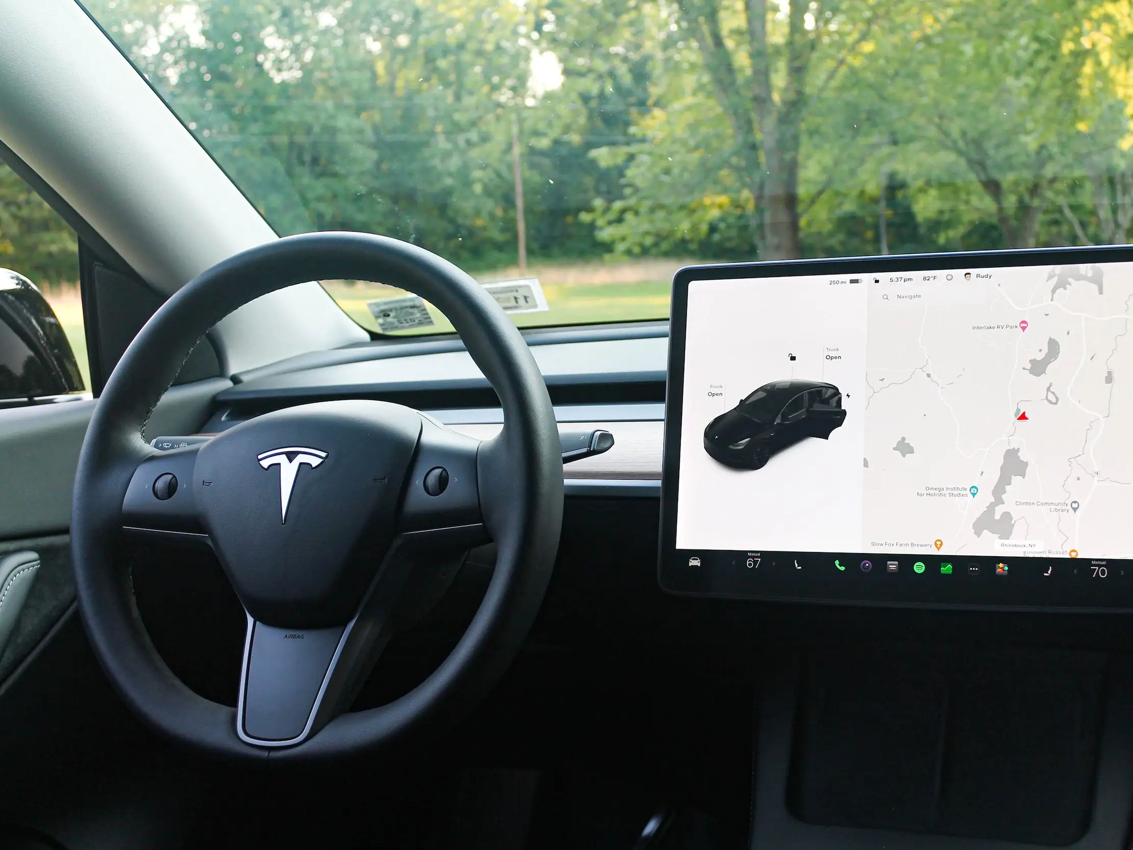 Eberhard dice que no es un fan del software de conducción autónoma de Tesla.