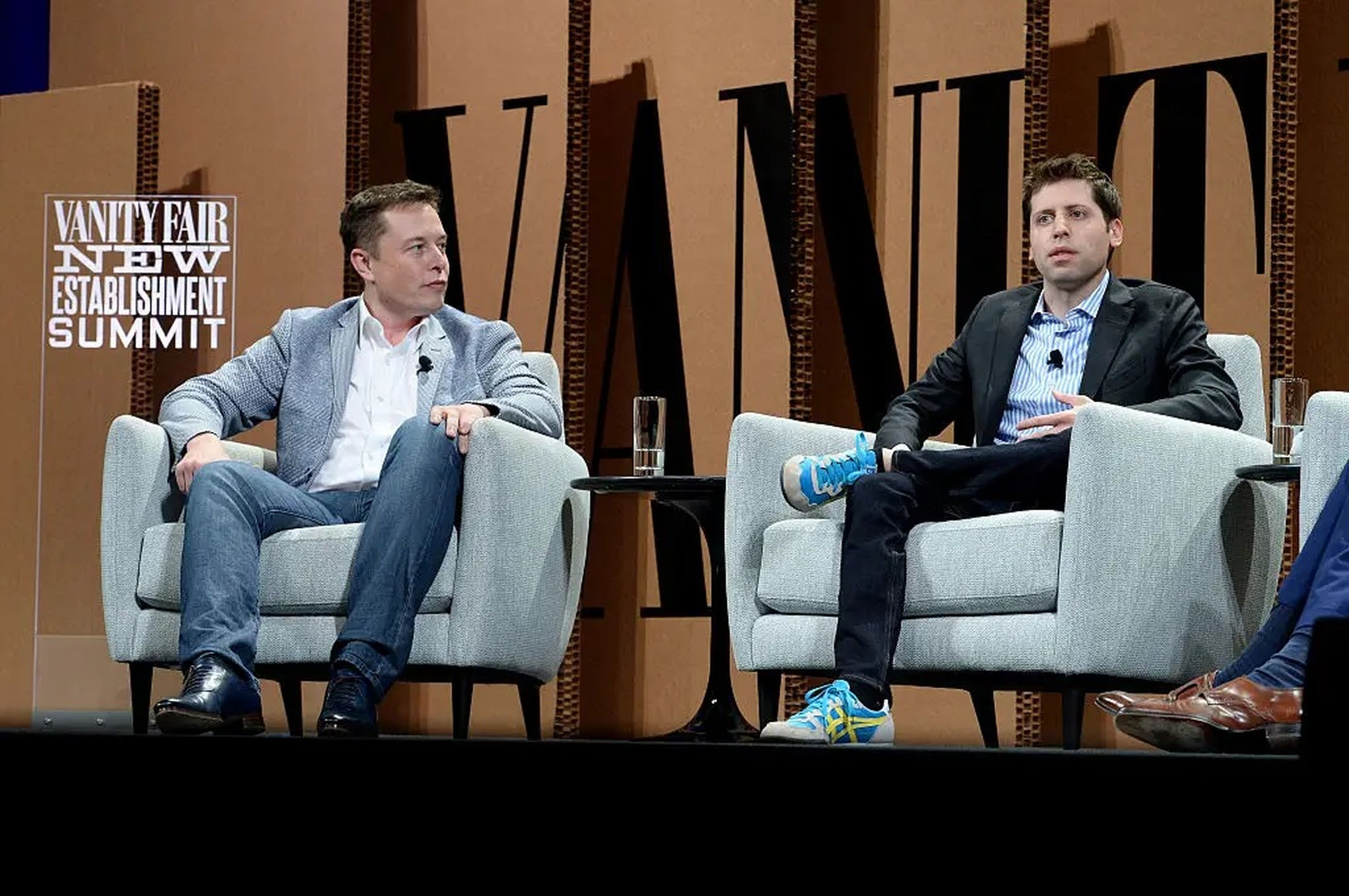 Elon Musk y Sam Altman hablan en el escenario durante la Cumbre Vanity Fair New Establishment el 6 de octubre de 2015 en San Francisco, California.