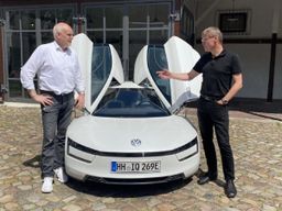 El experto en movilidad Jens Andersen (derecha) en el coche híbrido XL 1 de VW en conversación con el autor de Business Insider Henning Krogh.