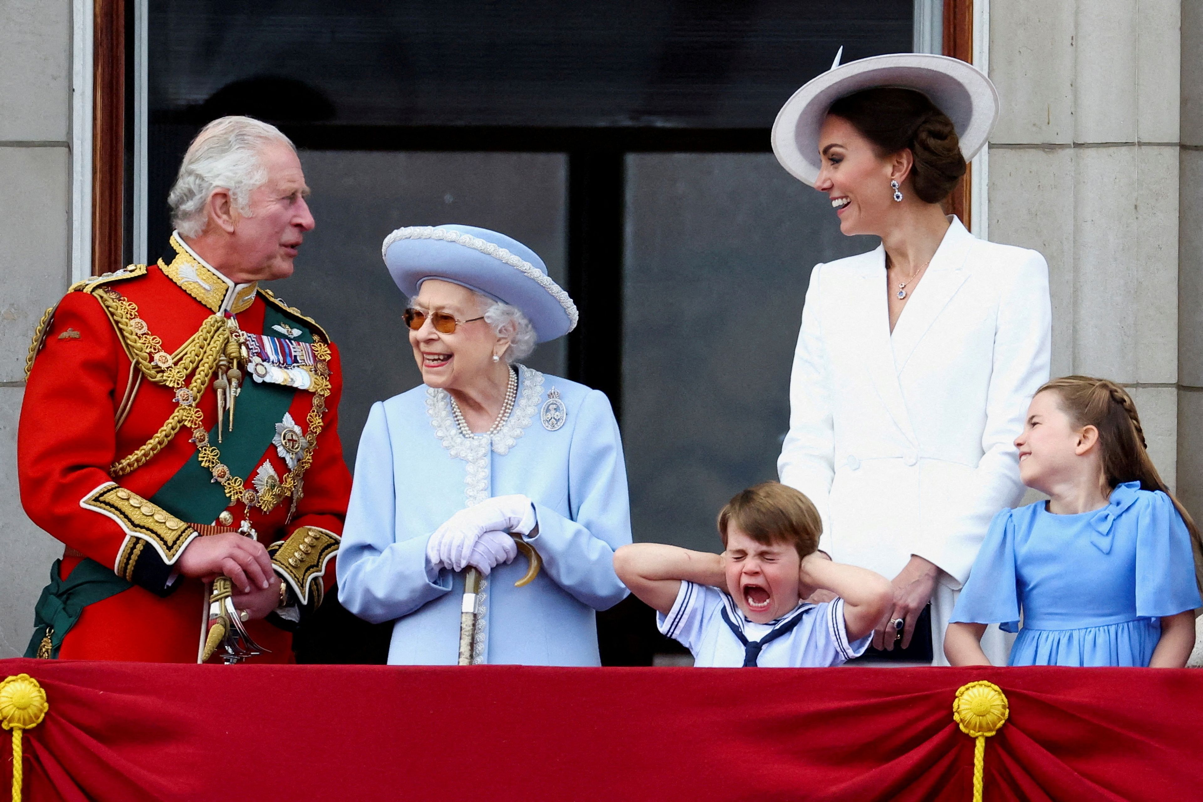 Familia real británica asomada en el balcón durante un evento