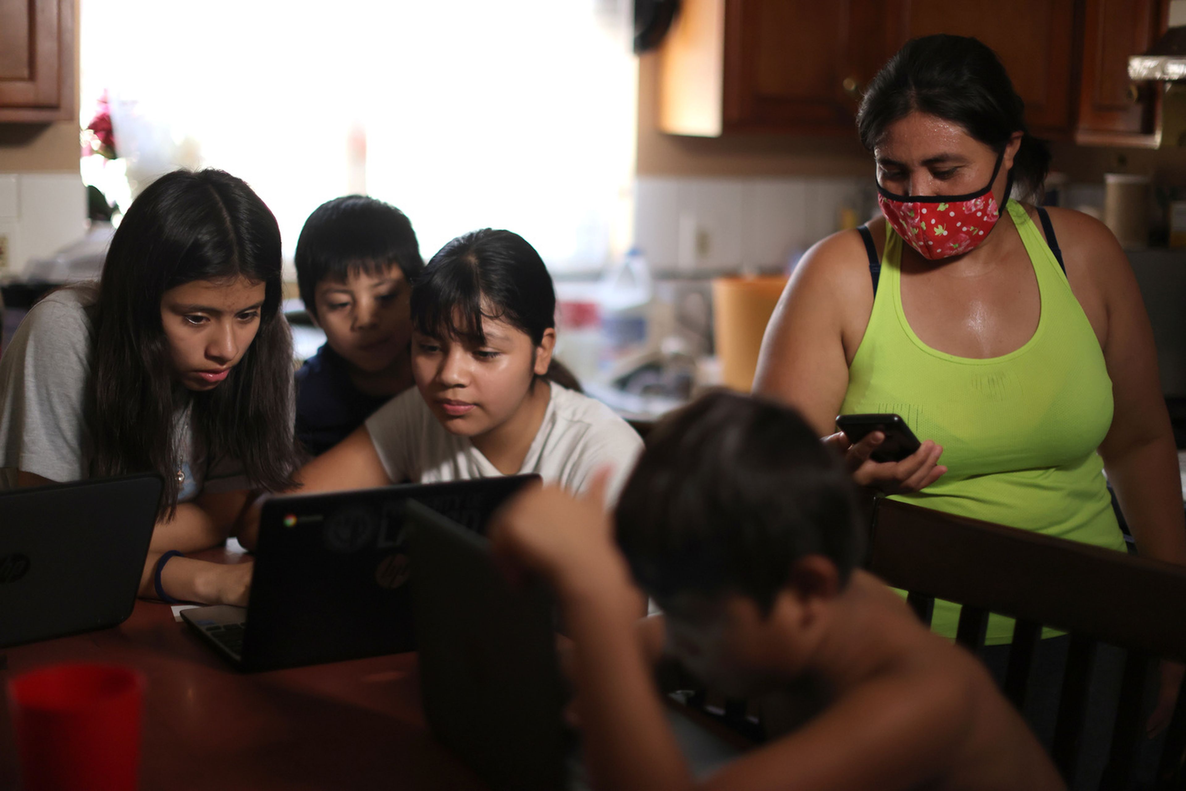 Una familia usa un ordenador para hacer los deberes en Los Ángeles, EEUU.