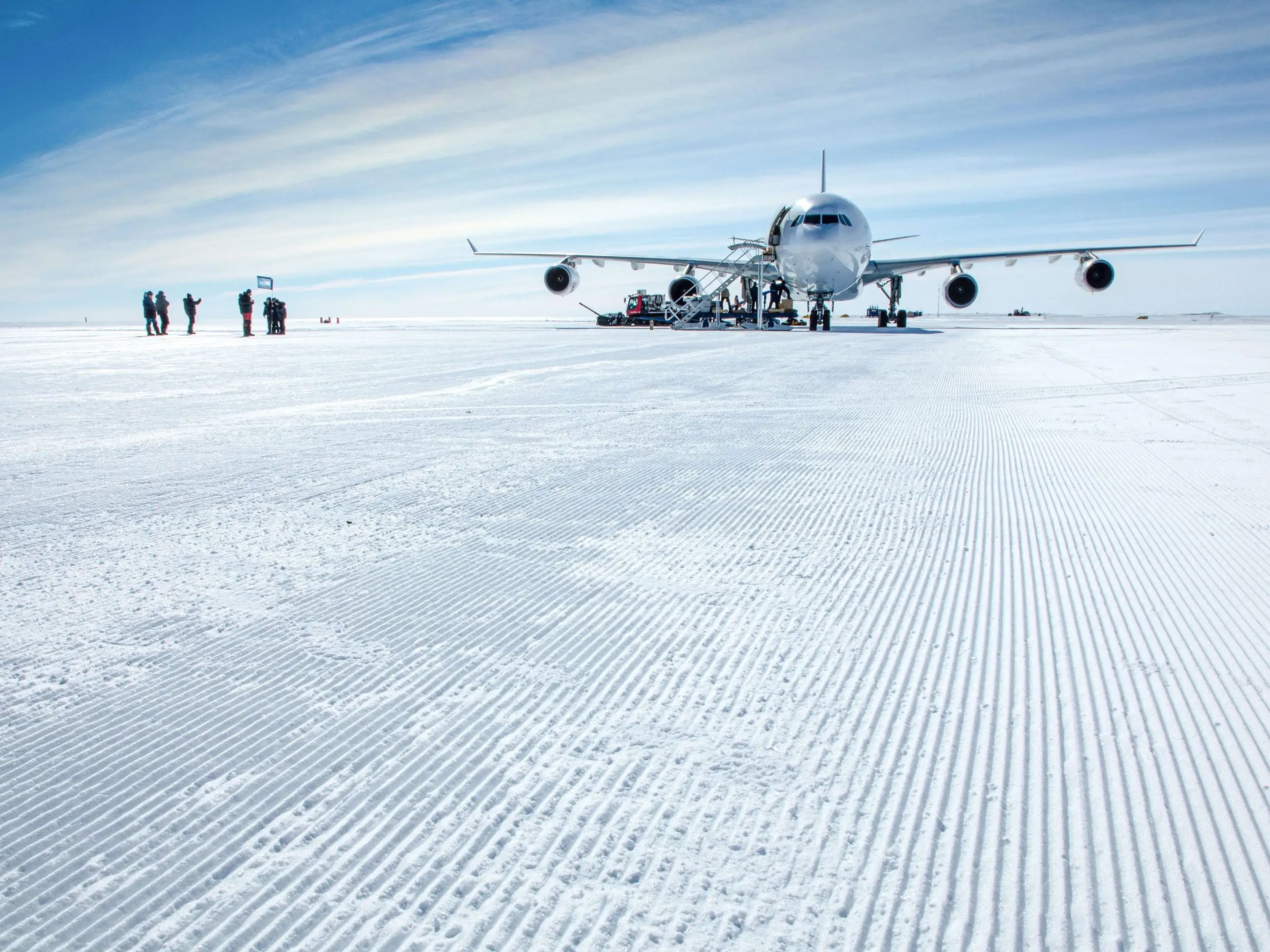 El primer Airbus A340 que aterrizó en la Antártida en la pista Wolf's Fang.