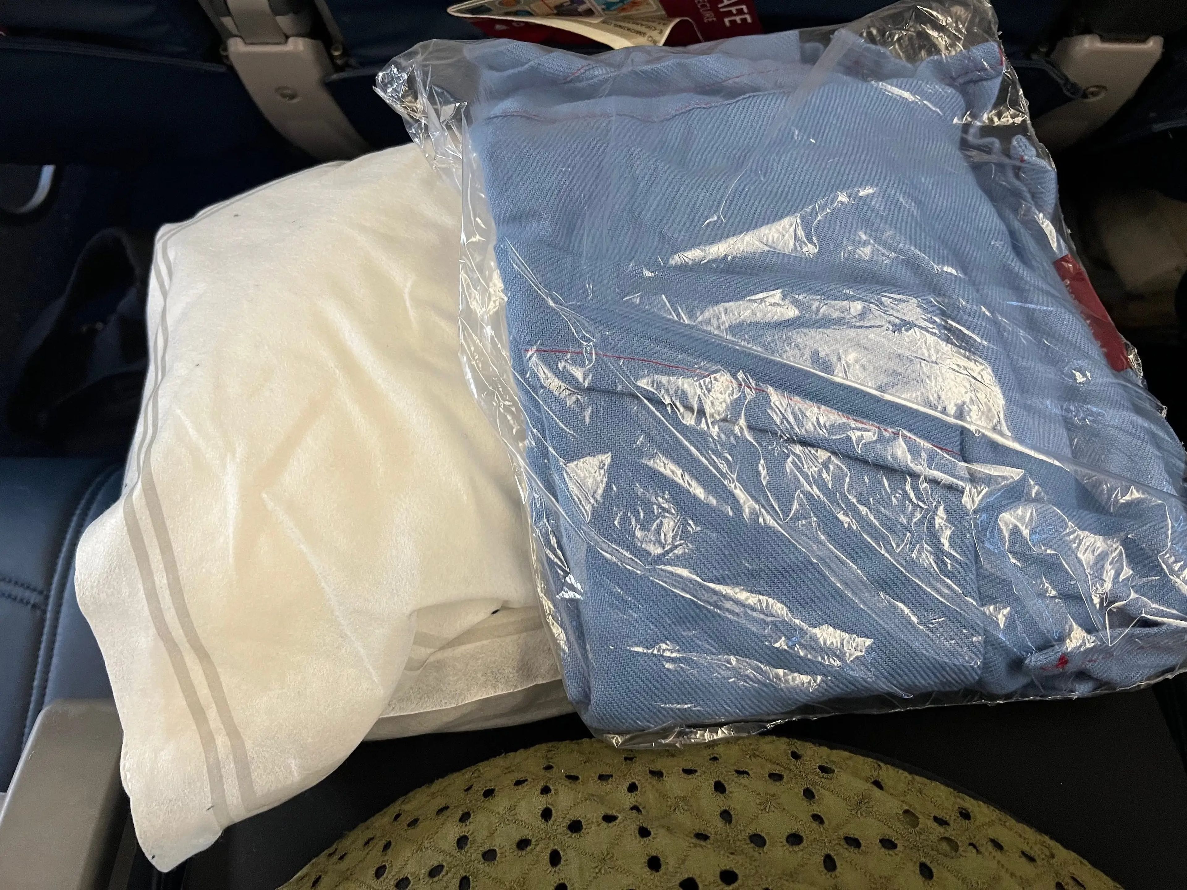 La almohada y la manta ofrecidas en el vuelo 767 de Delta de Suecia a Nueva York.